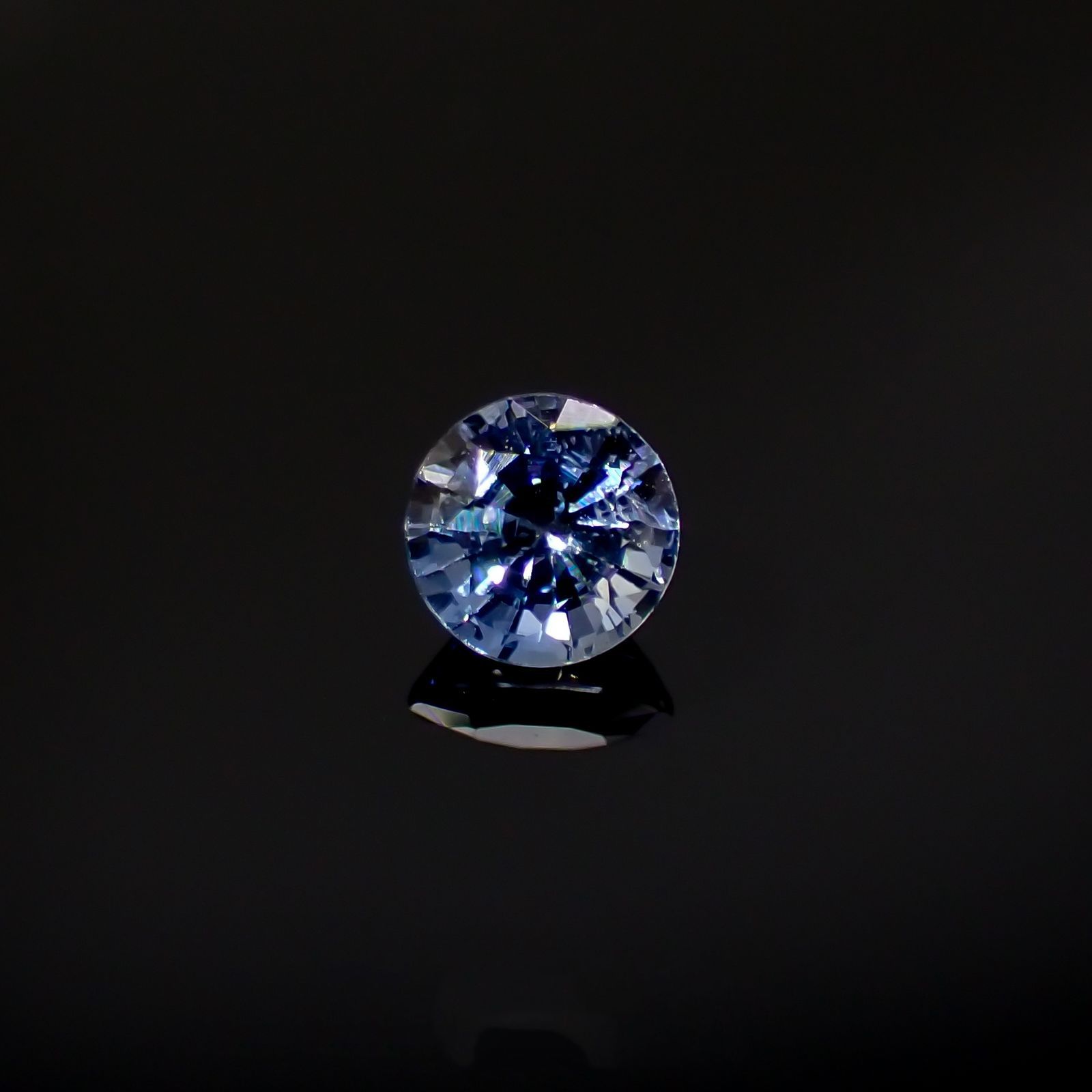 アイスブルーサファイア(宝石名サファイア)スリランカ/マダガスカル産 0.38ct 識別済[220515976]4.2x4.2mm前後