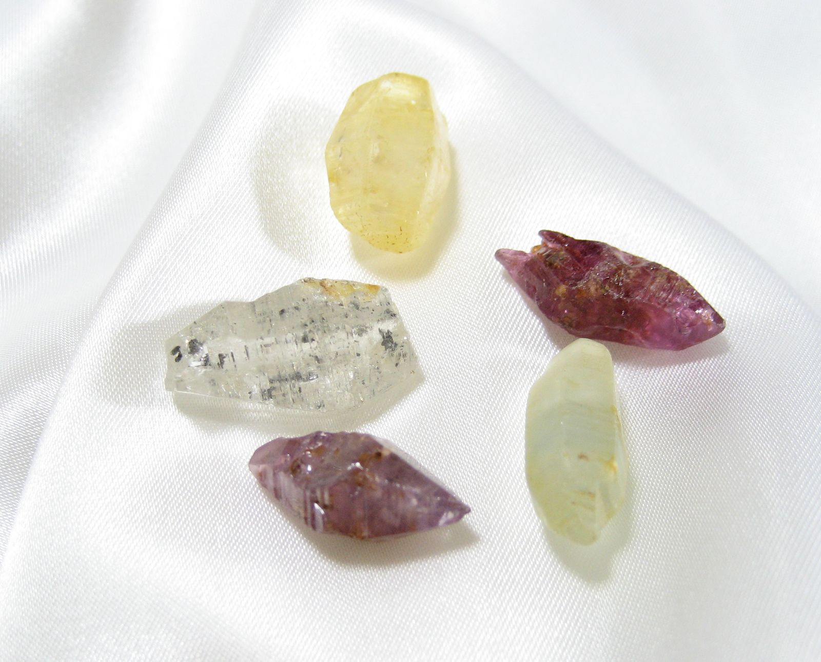 朝陽に咲く蓮の輝き パパラチャサファイアを解説 | TOP STONE(トップ