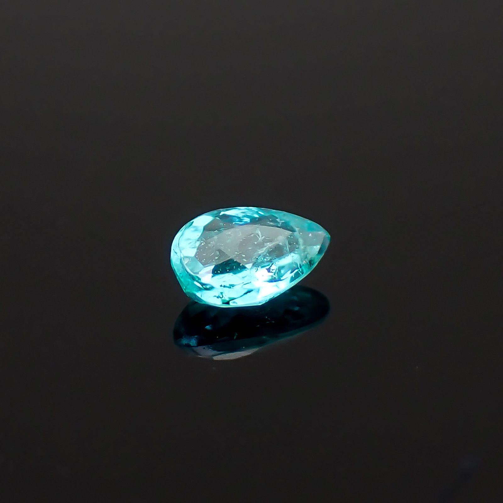 パライバトルマリン(宝石名トルマリン/別名 パライバ・トルマリン)ブラジル産 識別済 0.11ct / 3.7x2.5mm前後 [260932807]