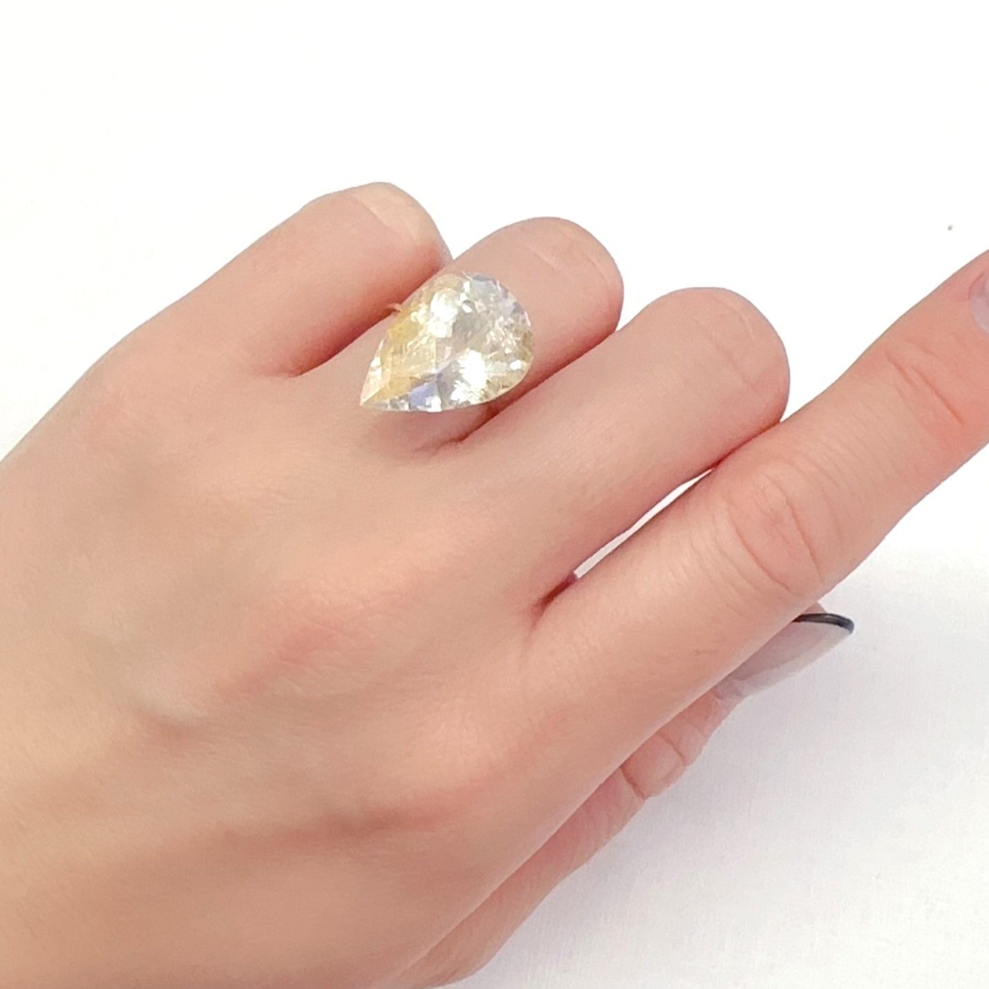 ニードルイントパーズ(チューブイントパーズ) ブラジル・ミナスジェライス州産 14.97ct[240225888]18.9x13.2mm前後