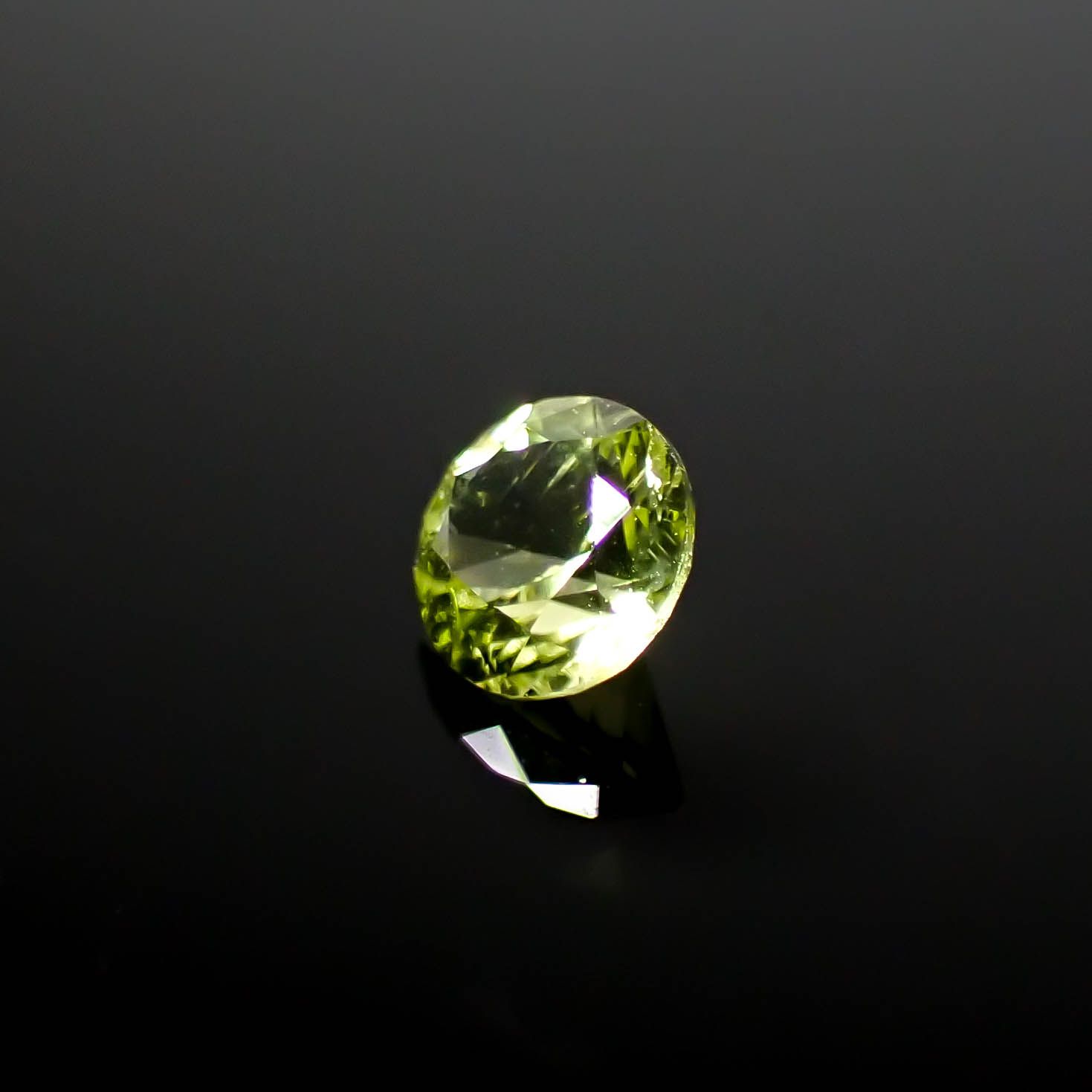 パラサイティックペリドット 採取地：インドネシア・ジェパラ 0.18ct [250730748]3.5x3.5mm前後