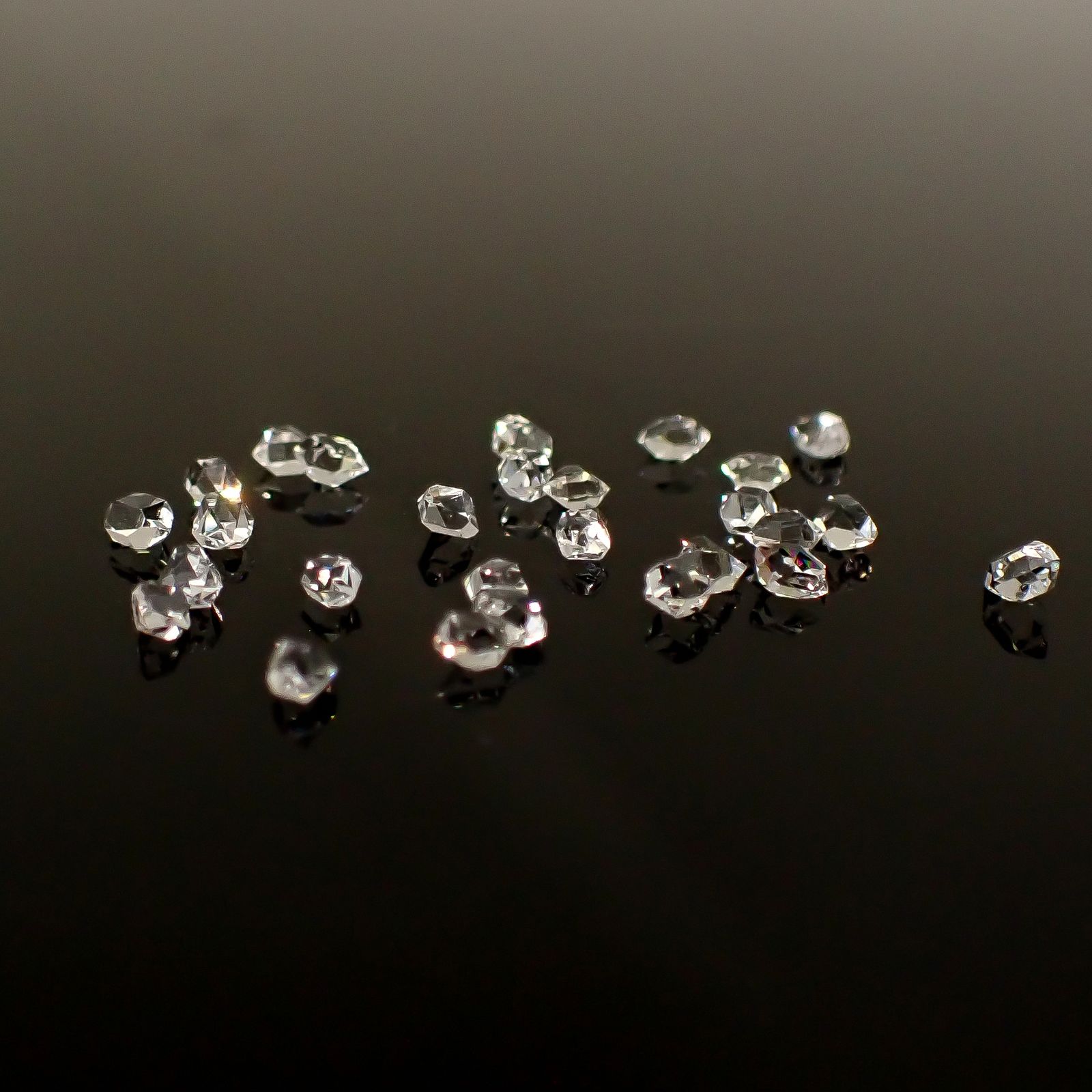 ◇メレセット◇ハーキマーダイヤモンド 原石 アメリカ・ニューヨーク州産 1.75ct / 2.8-3.5x1.5-2.3mm前後 [260231699]