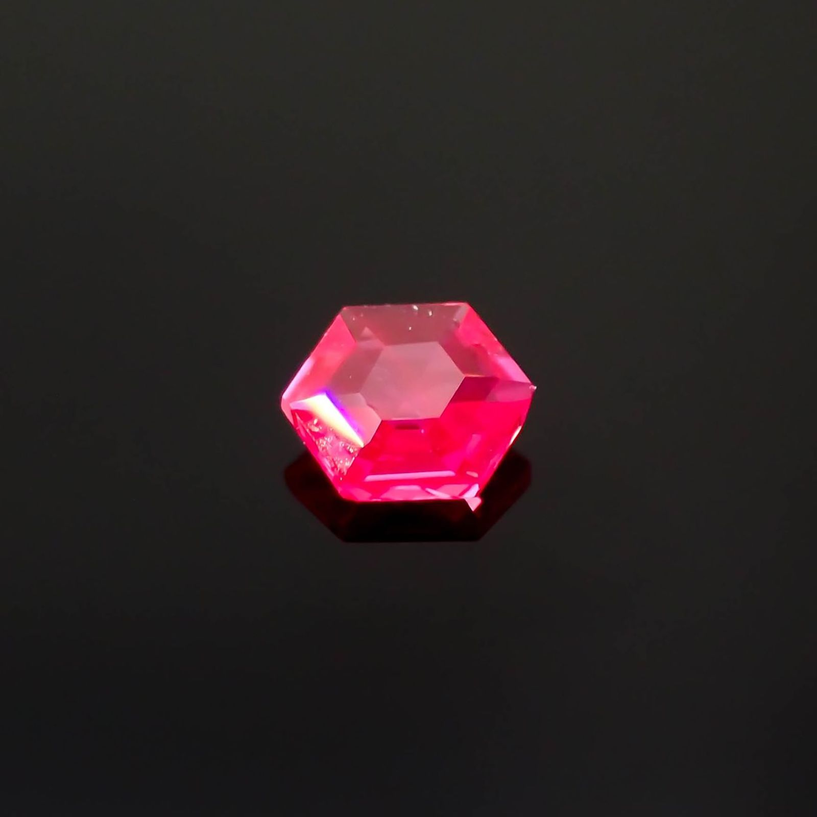 ◇ヘキサゴンカット◇ルビー 非加熱 モザンビーク産 0.12ct / 3x3mm前後 [240427103]