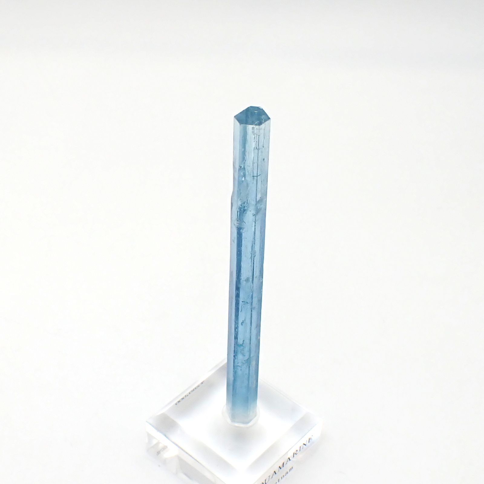 アクアマリン柱状結晶原石 ベトナム産 アクリル台座付き 88.87ct(17.77g) / 7.4x9.7x108.7mm前後 [260632331]
