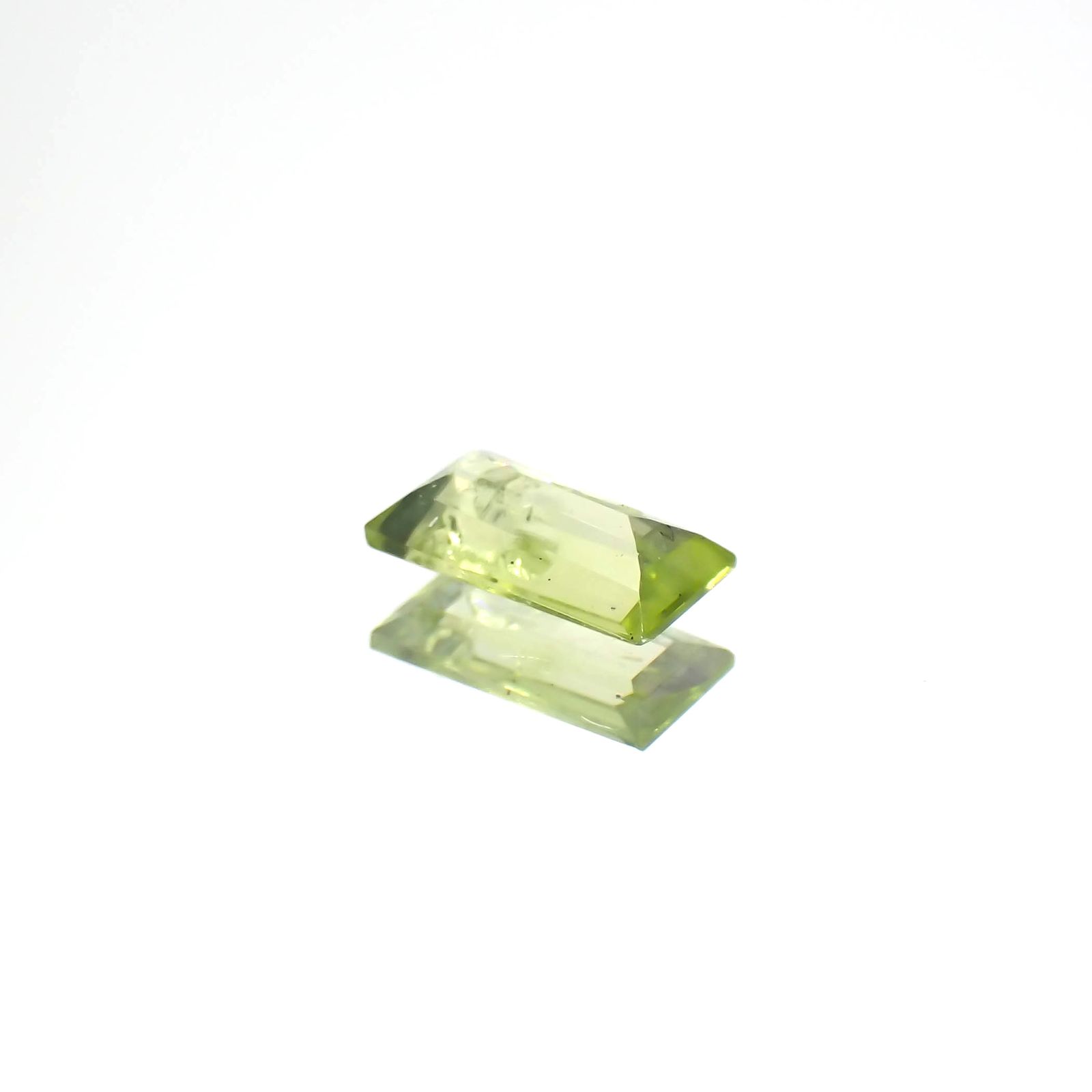 リリーパッドペリドット アメリカ・アリゾナ州産 0.29ct[231224602]5.6x2.9mm前後