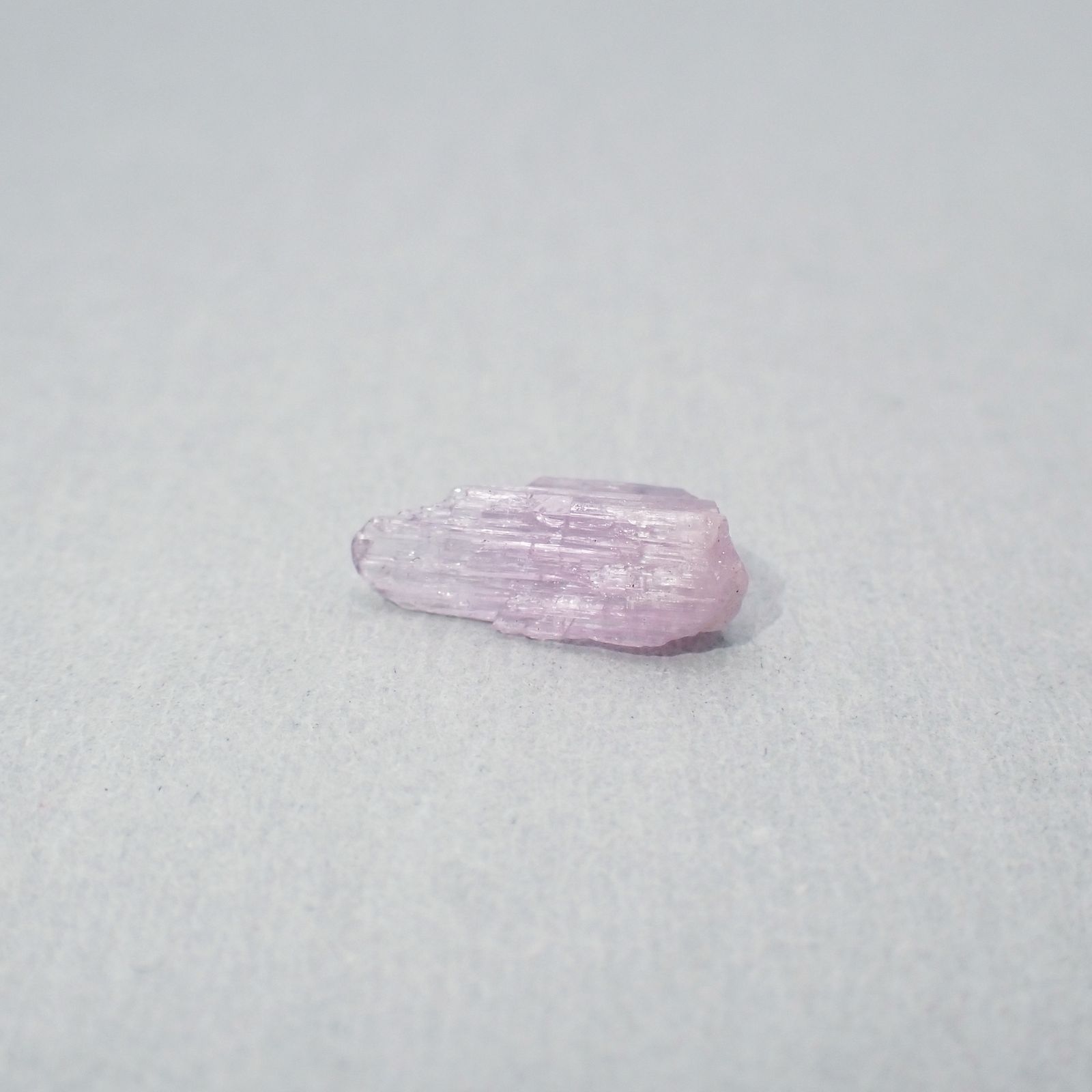 ピンクゾイサイト 原石 タンザニア産 2.44ct[231225001]12.9x6.5mm前後