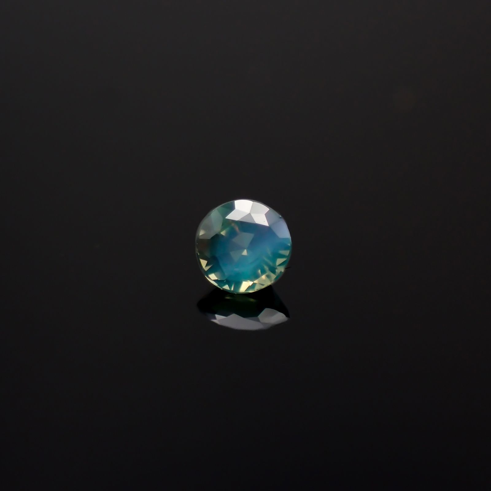 アレキサンドライトキャッツアイ ブラジル産/EmeraldMains社製 0.052ct[240527604]2.2x2.2mm前後