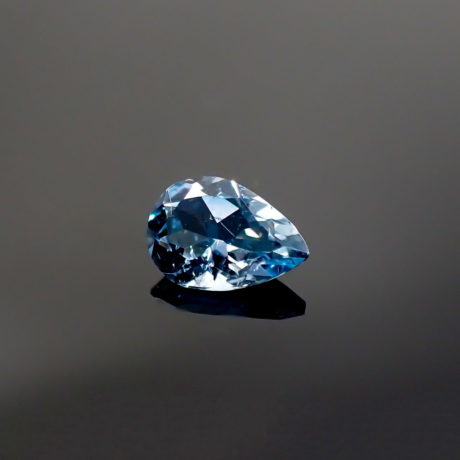 サンタマリアアクアマリン(宝石名アクアマリン) ブラジル産 0.54ct 識別済[210711900]7×5mm前後