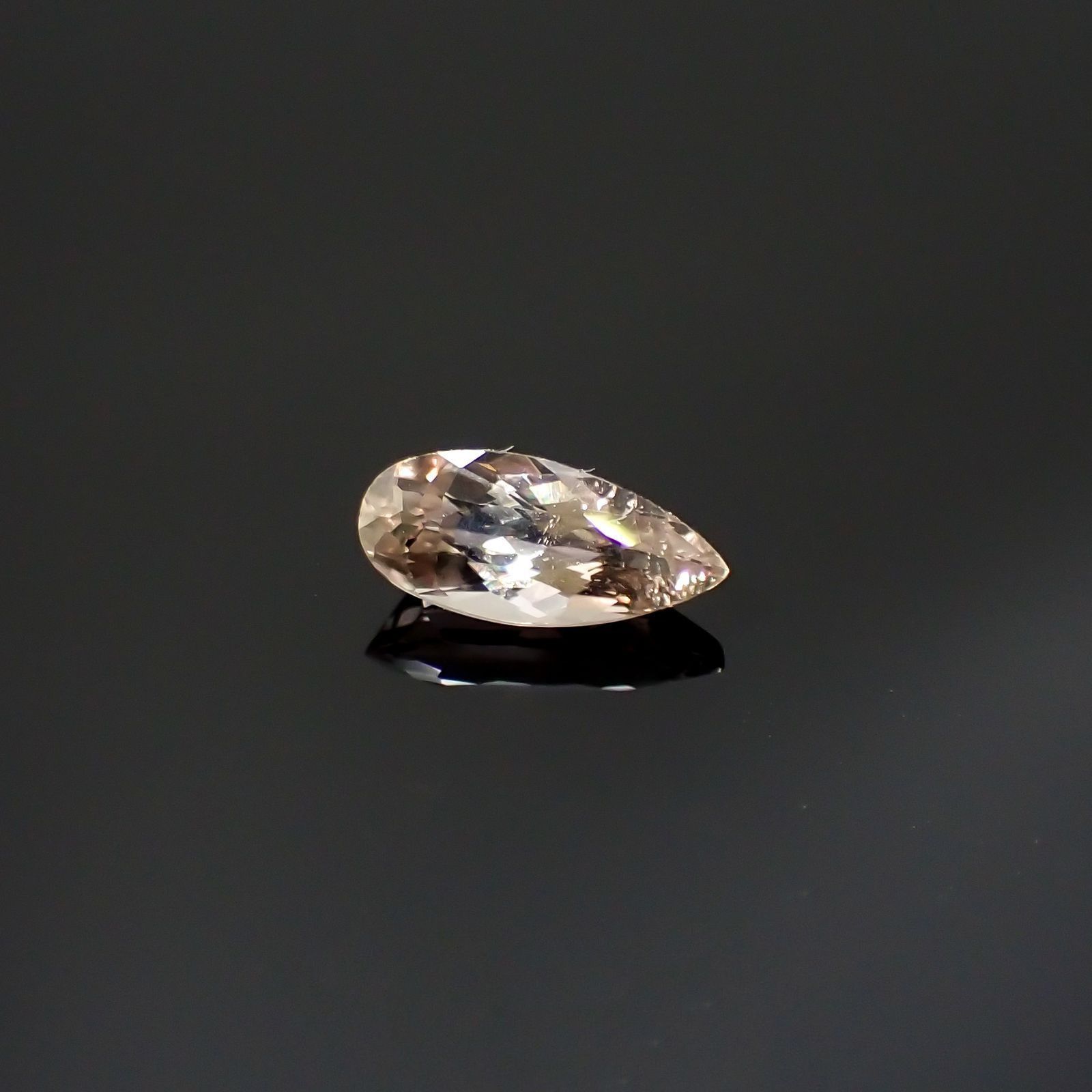 ダイアスポア(宝石名ダイアスポア)トルコ産 識別済 0.77ct / 8.6x3.9mm前後 [251116032]