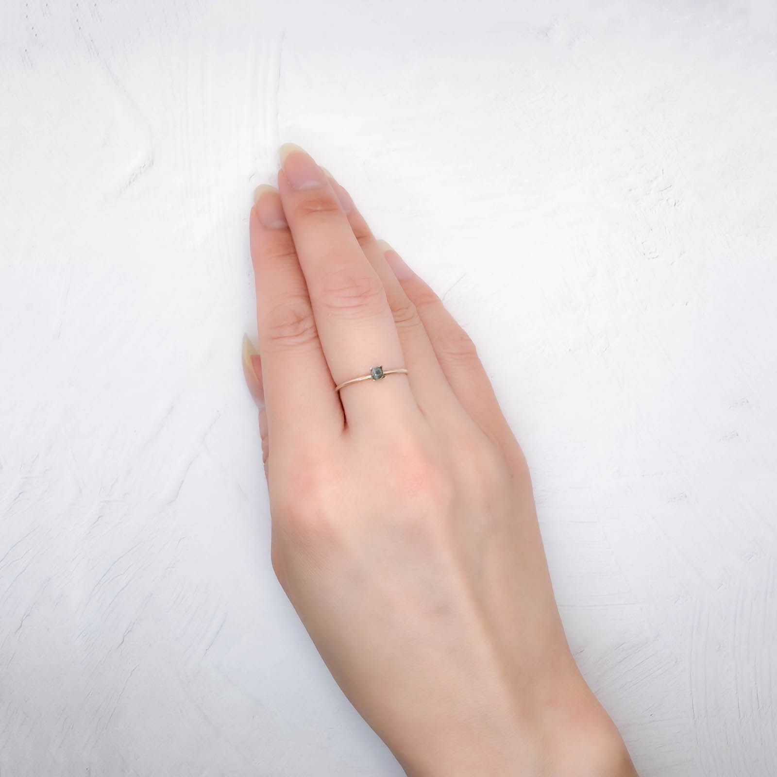 シルキーアレキサンドライト ブラジル・ミナスジェライス州ヘマチタ鉱山産 0.093ct / 2.7x2.7mm前後 [250931026]