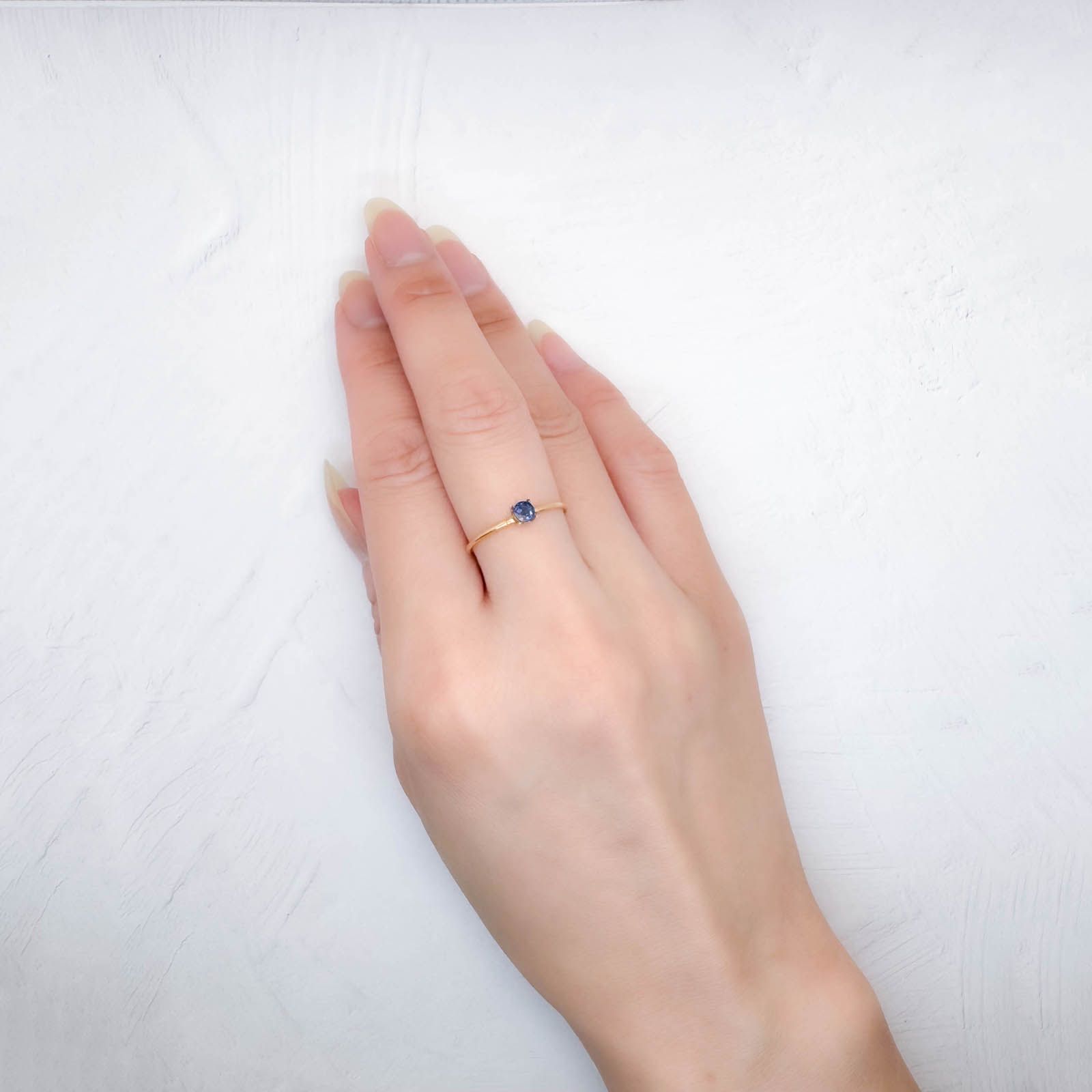 サファイア スリランカ/マダガスカル産 0.28ct / 3.5x3.5mm前後 [250931007]