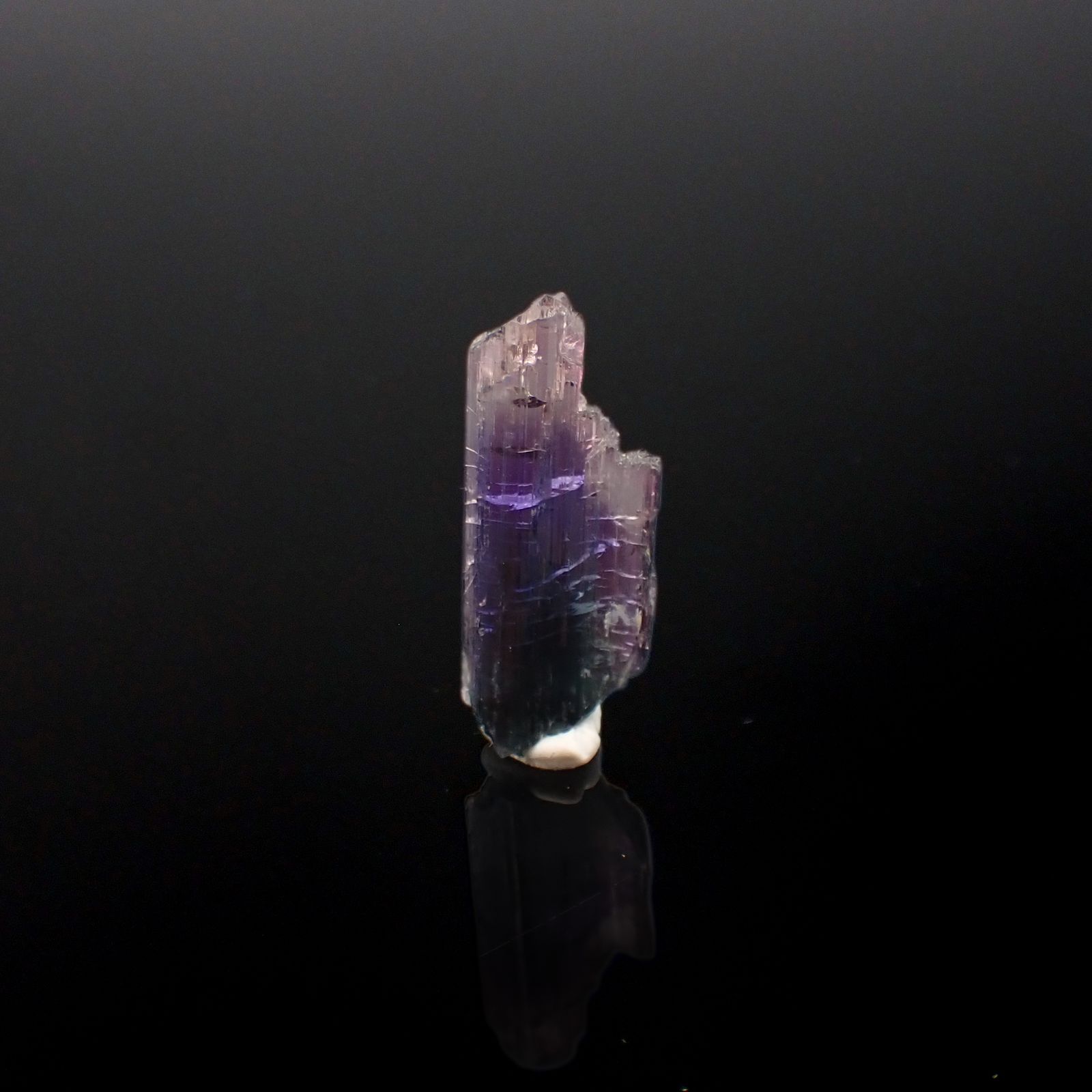 バイカラータンザナイト 原石(宝石名バイカラー・ゾイサイト)タンザニア産 5.750ct ソ付(彩珠)[230622313]21.8x9mm前後