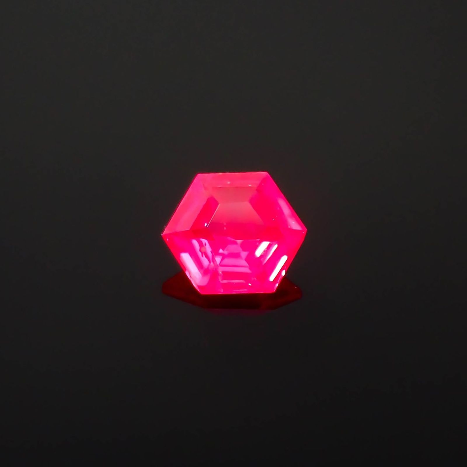 ◇ヘキサゴンカット◇ルビー 非加熱 モザンビーク産 0.13ct / 3x3mm前後 [240427104]