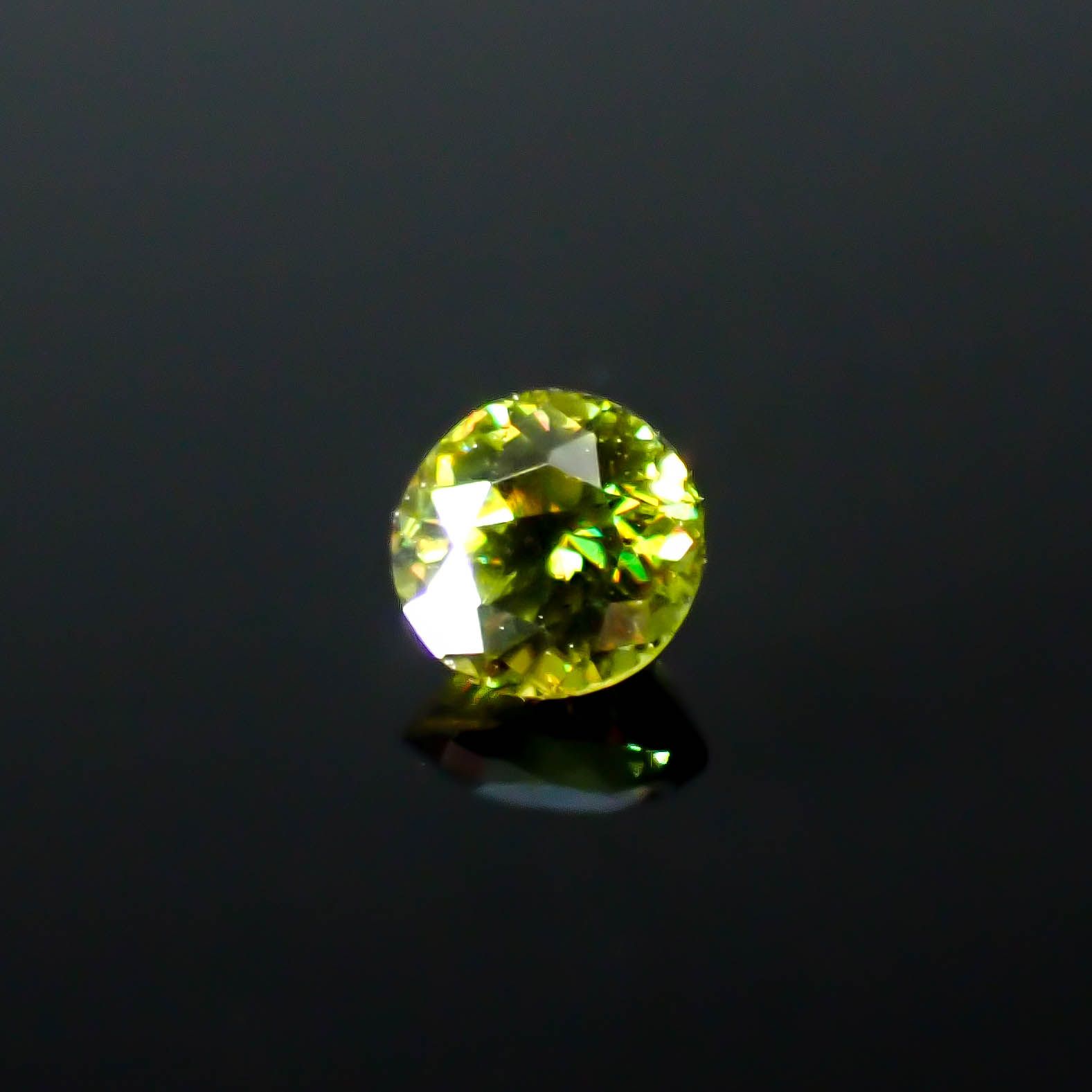 カラーチェンジスフェーン パキスタン産 0.18ct / 3.2x3.2mm前後 [250931064]