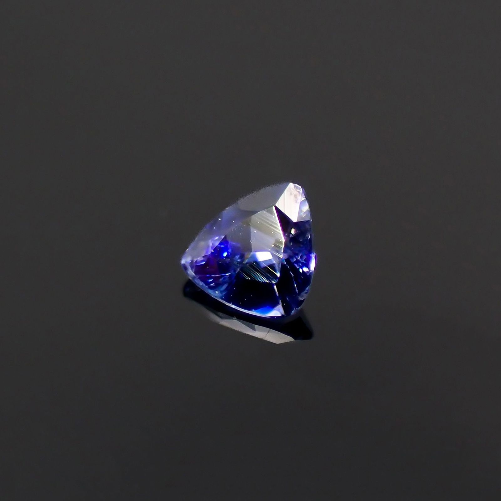 ベニトアイト(宝石名ベニトアイト)アメリカ・カリフォルニア州産 識別済 0.038ct / 2.1x2.3mm前後 [260523213]