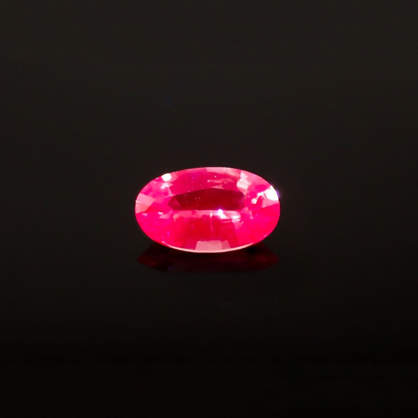 ネオンピンクサファイア スリランカ産 0.24ct / 4.8x2.9mm前後 [230421530]