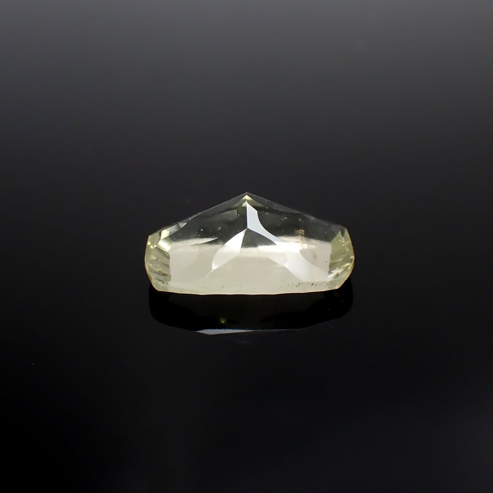 リビアングラス 発見地：エジプト・リビア砂漠 6.51ct[221018194]17x10.6mm前後