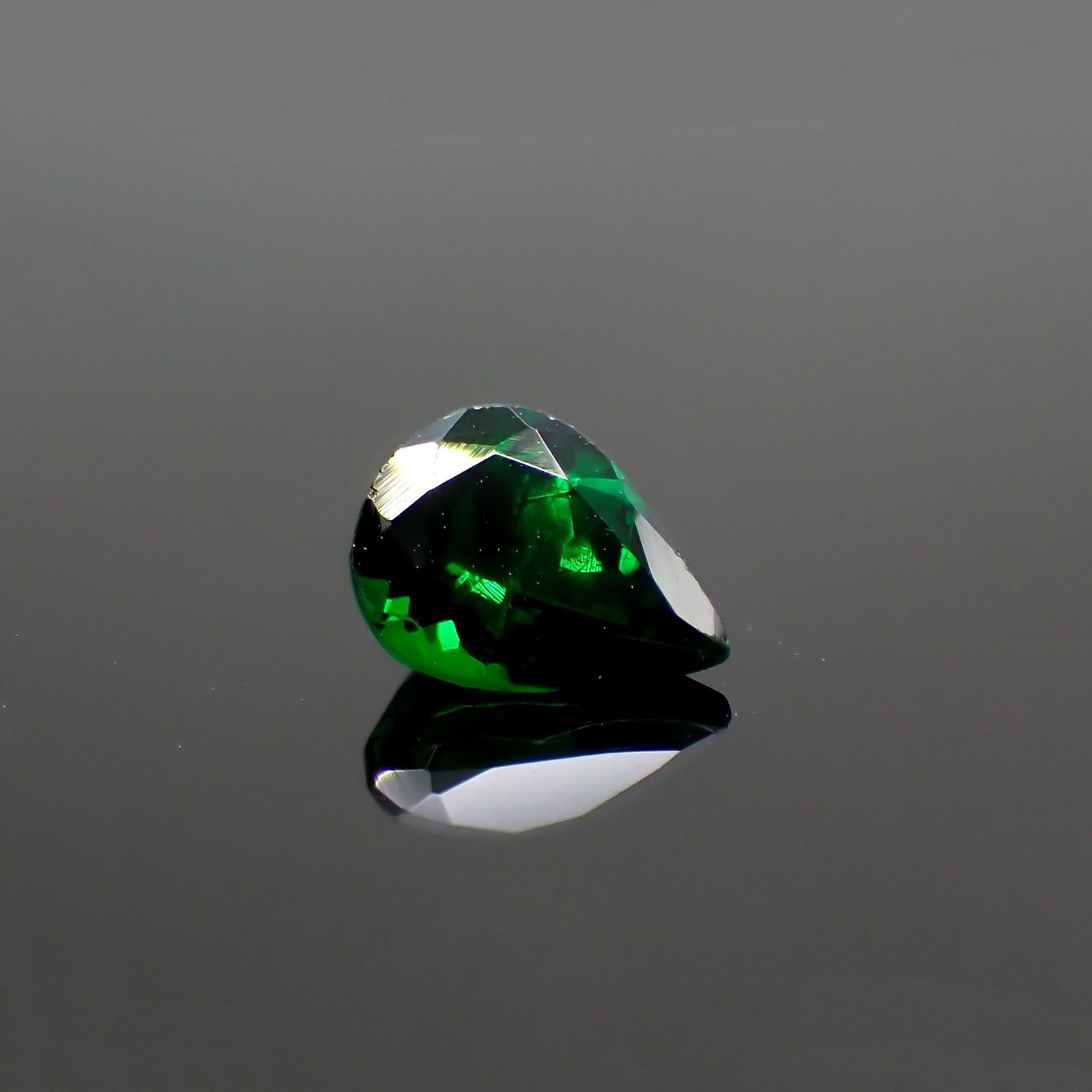 ツァボライト(宝石名グリーン グロッシュラー・ガーネット) タンザニア産 ソ付(彩珠) 0.745ct / 6.8x5mm前後 [21069916]