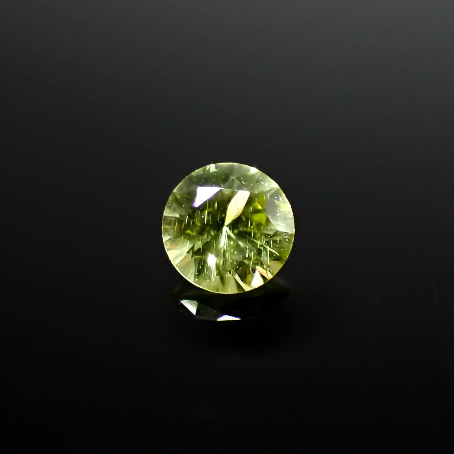 パラサイティックペリドット 採取地：インドネシア・ジェパラ 0.17ct [250730749]3.5x3.5mm前後