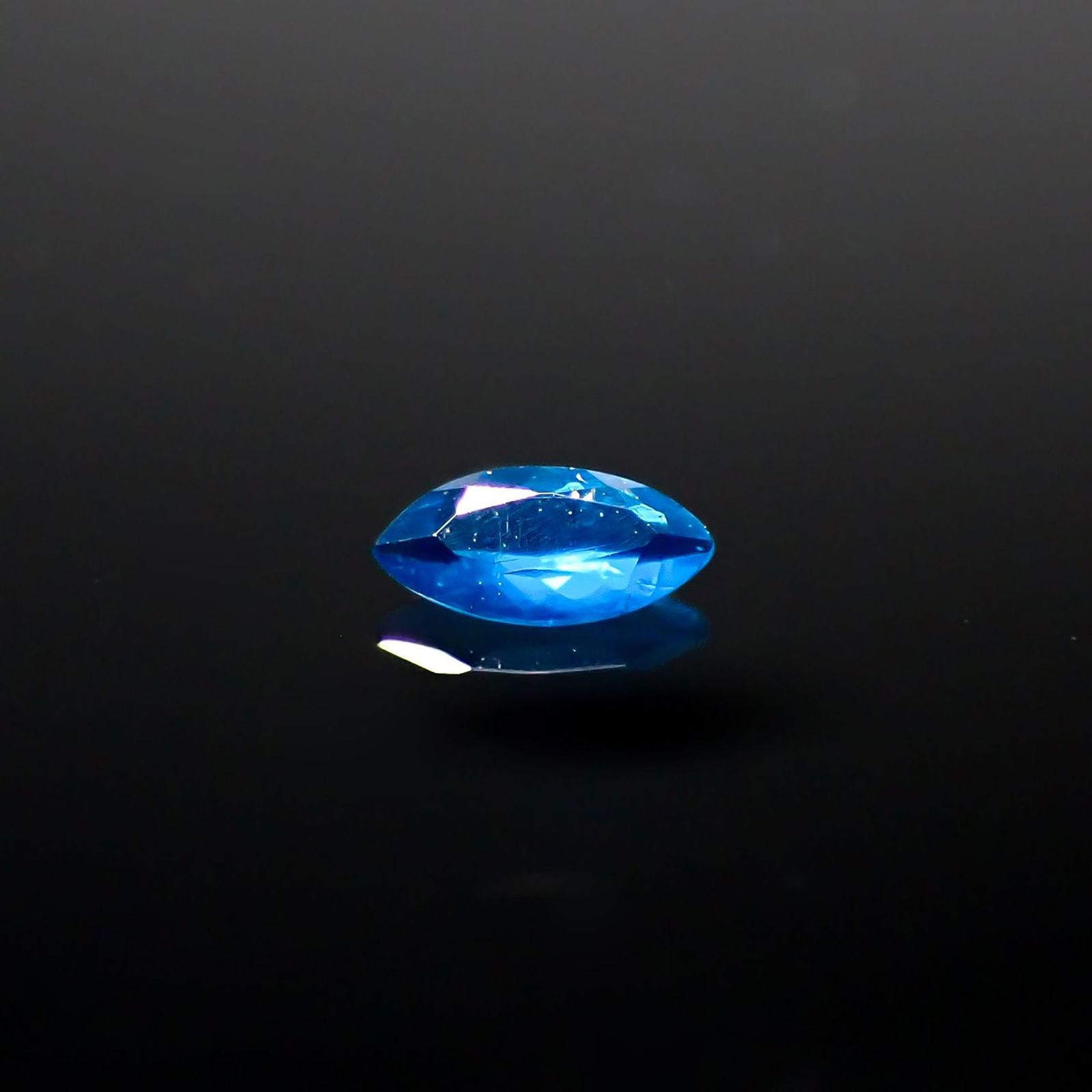 アウイナイト フルオレッセンス(宝石名アウイナイト)ドイツ産 識別済 0.057ct / 4.3x2mm前後 [240628311]