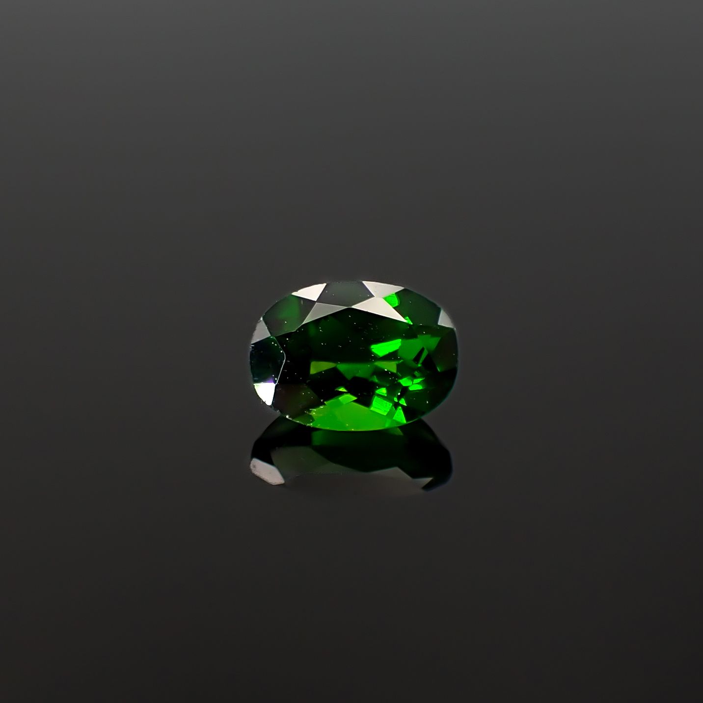 クロムダイオプサイド(宝石名クロム・ダイオプサイド)ロシア産 識別済 0.99ct / 7.1x5.2mm前後 [260432093]