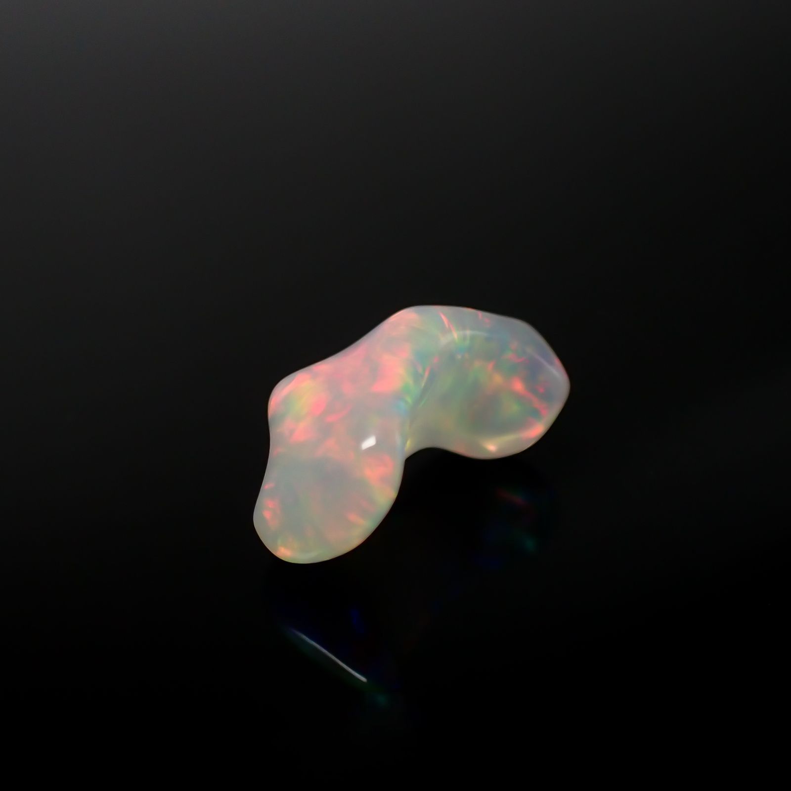 ◇バロック型◇エチオピアオパール(宝石名オパール) エチオピア産 識別済 3.11ct / 14.7x8mm前後 [260111395]