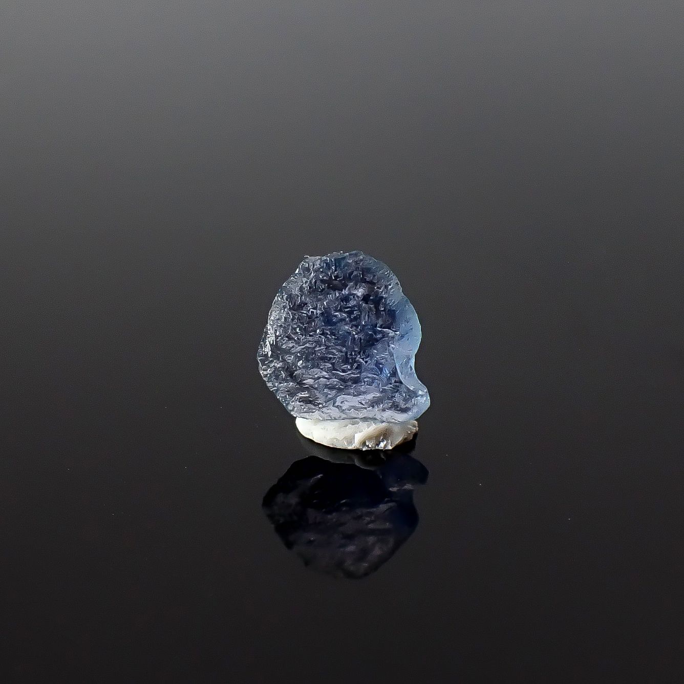 ヨーゴサファイア原石 アメリカ・モンタナ州ヨーゴ渓谷産 0.27ct / 5.6x4.9mm前後 [260431986]