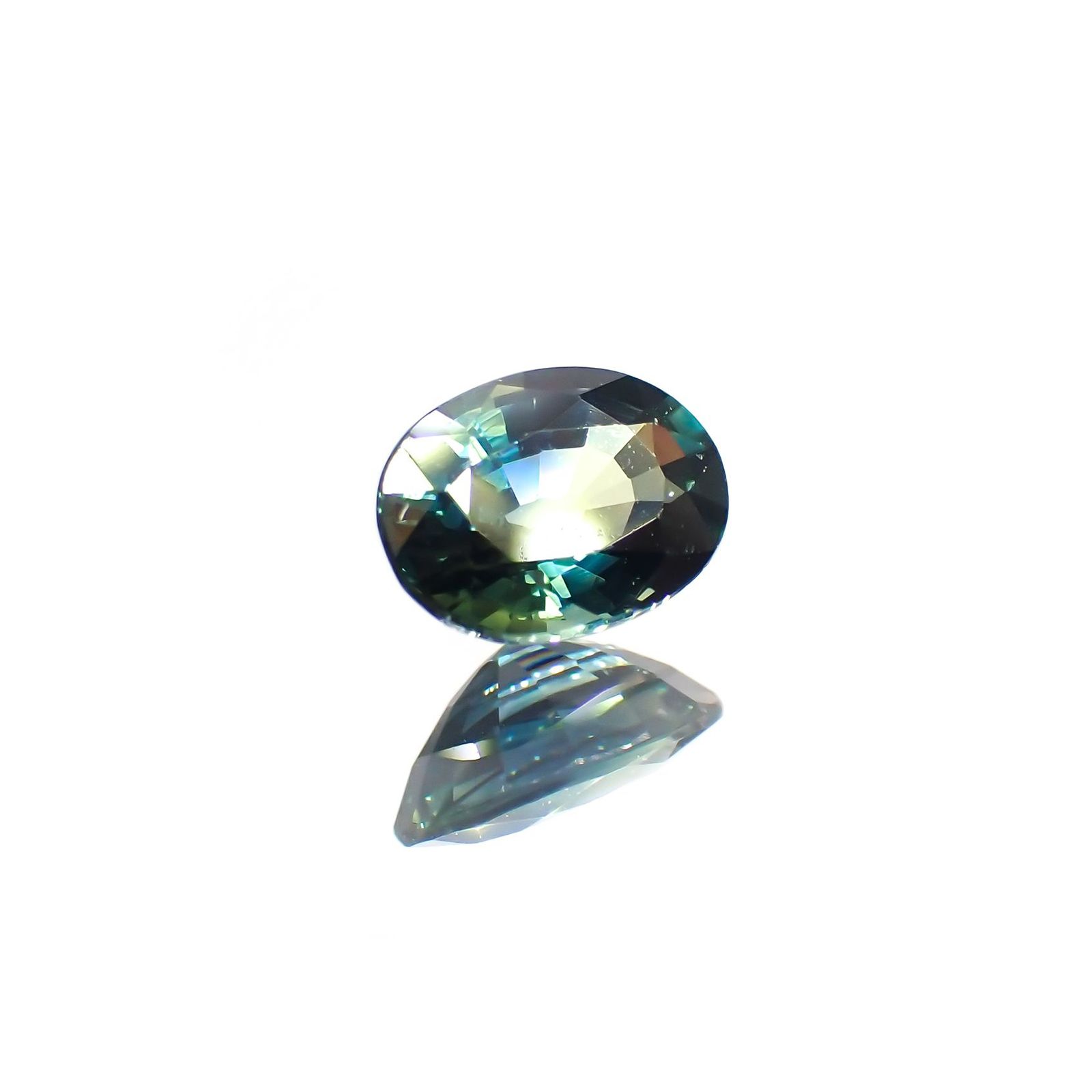 バイカラーサファイア(宝石名バイカラー・サファイア)マダガスカル/オーストラリア産 識別済 0.61ct / 5.8x4.2mm前後 [220114084]