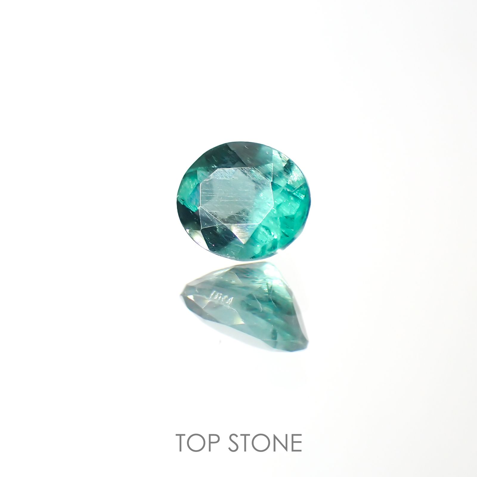 グリーンアパタイト(ノーブルモロキサイト)(宝石名アパタイト) マダガスカル産 0.38ct 識別済[211013536]5×4.1mm前後