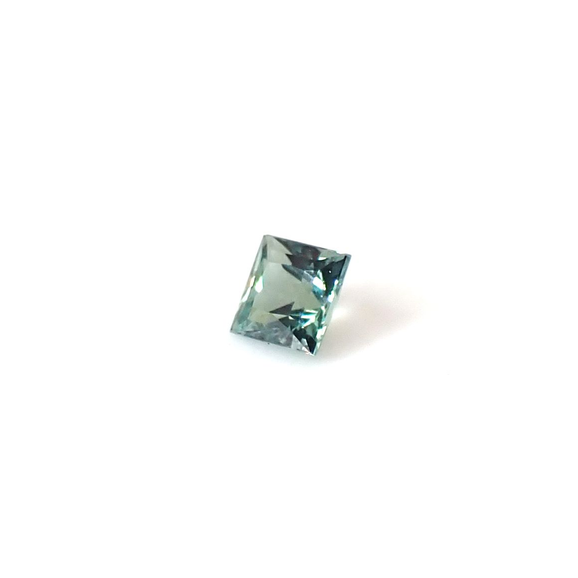 ◇プリンセスカット◇アレキサンドライト ブラジル産 EmeraldMains社製 0.082ct / 2.2x2.2mm前後 [260131577]