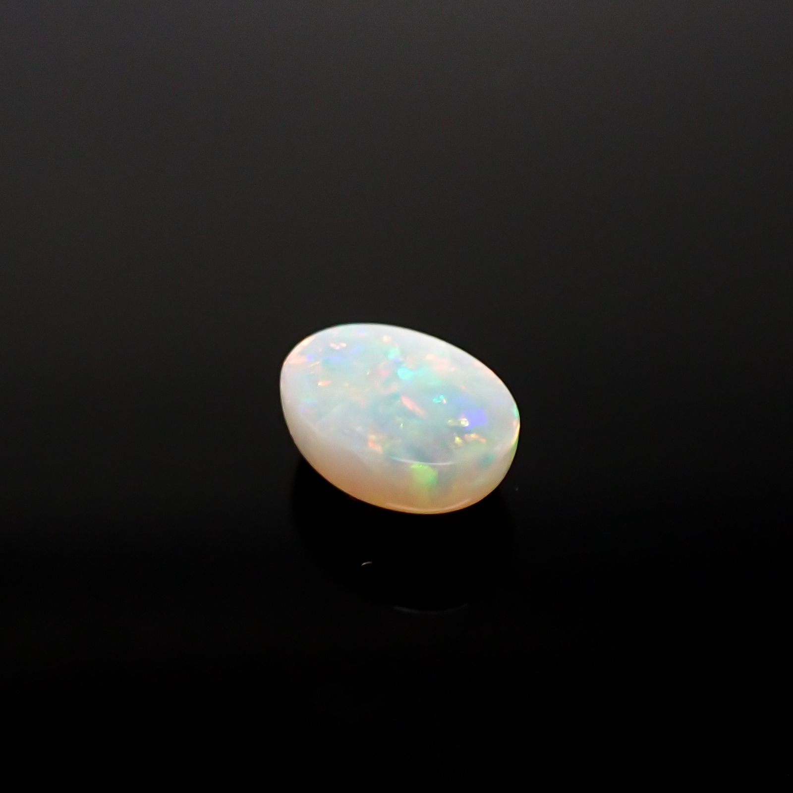 オパール(宝石名ホワイト・オパール) オーストラリア産 ソ付(彩珠) 1.157ct / 8.2x6.1mm前後 [210711331]