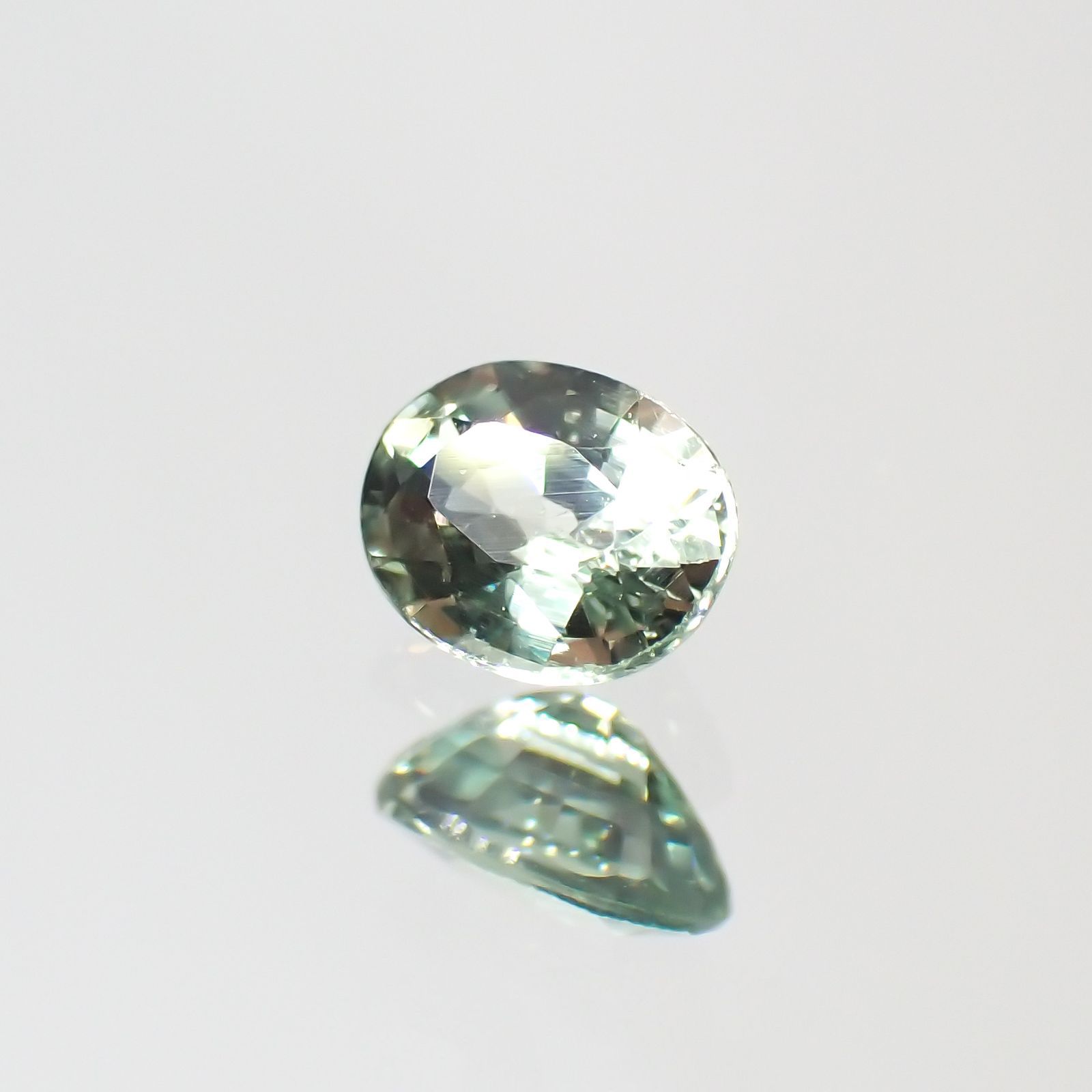 アレキサンドライト(宝石名アレキサンドライト) マダガスカル産 0.277ct ソ付(彩珠)[20117006]4.3×3.3mm前後