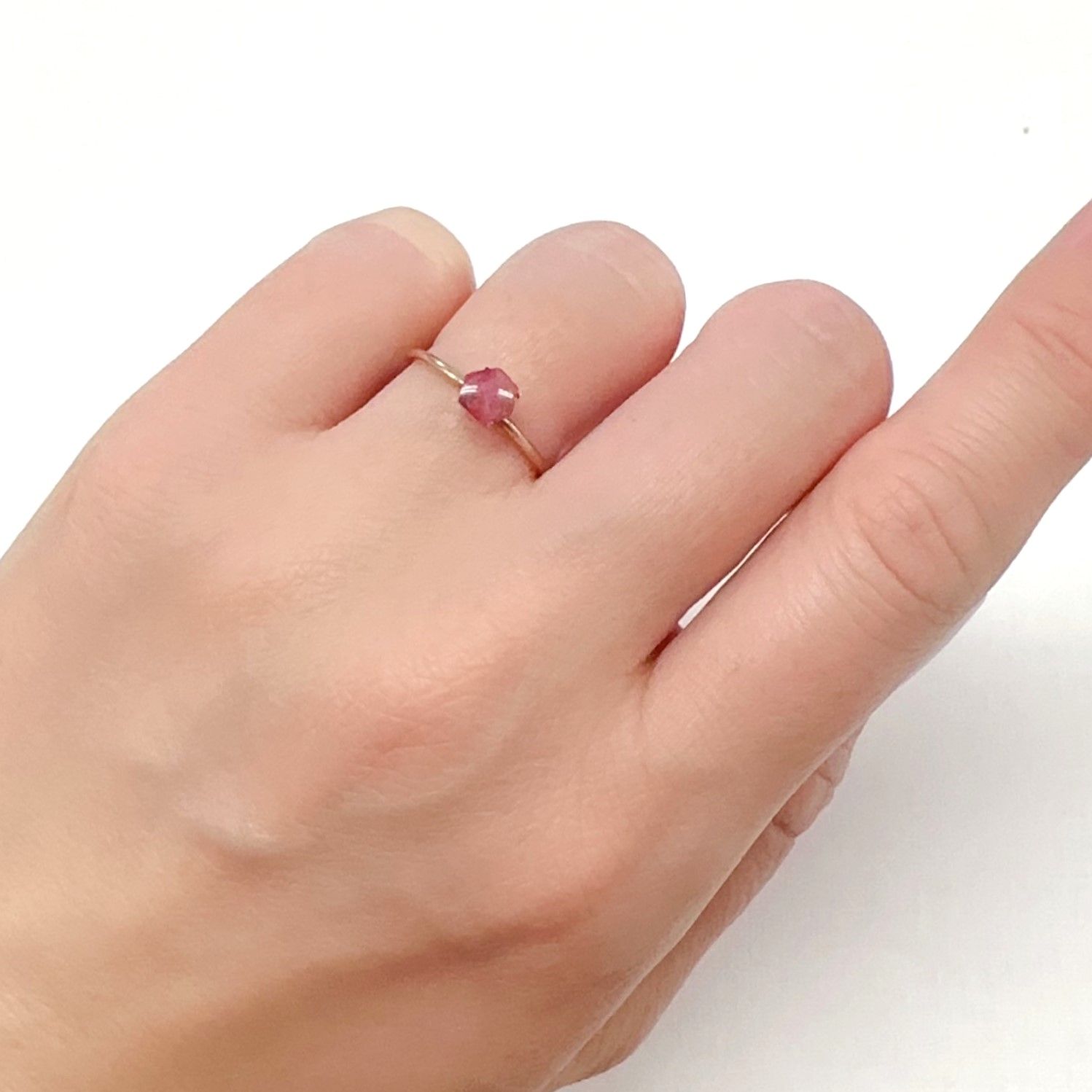 レッドベリル/ピンクベリル 原石スライス磨き アメリカ・ユタ州産 0.26ct[240326677]4.8x4.5mm前後