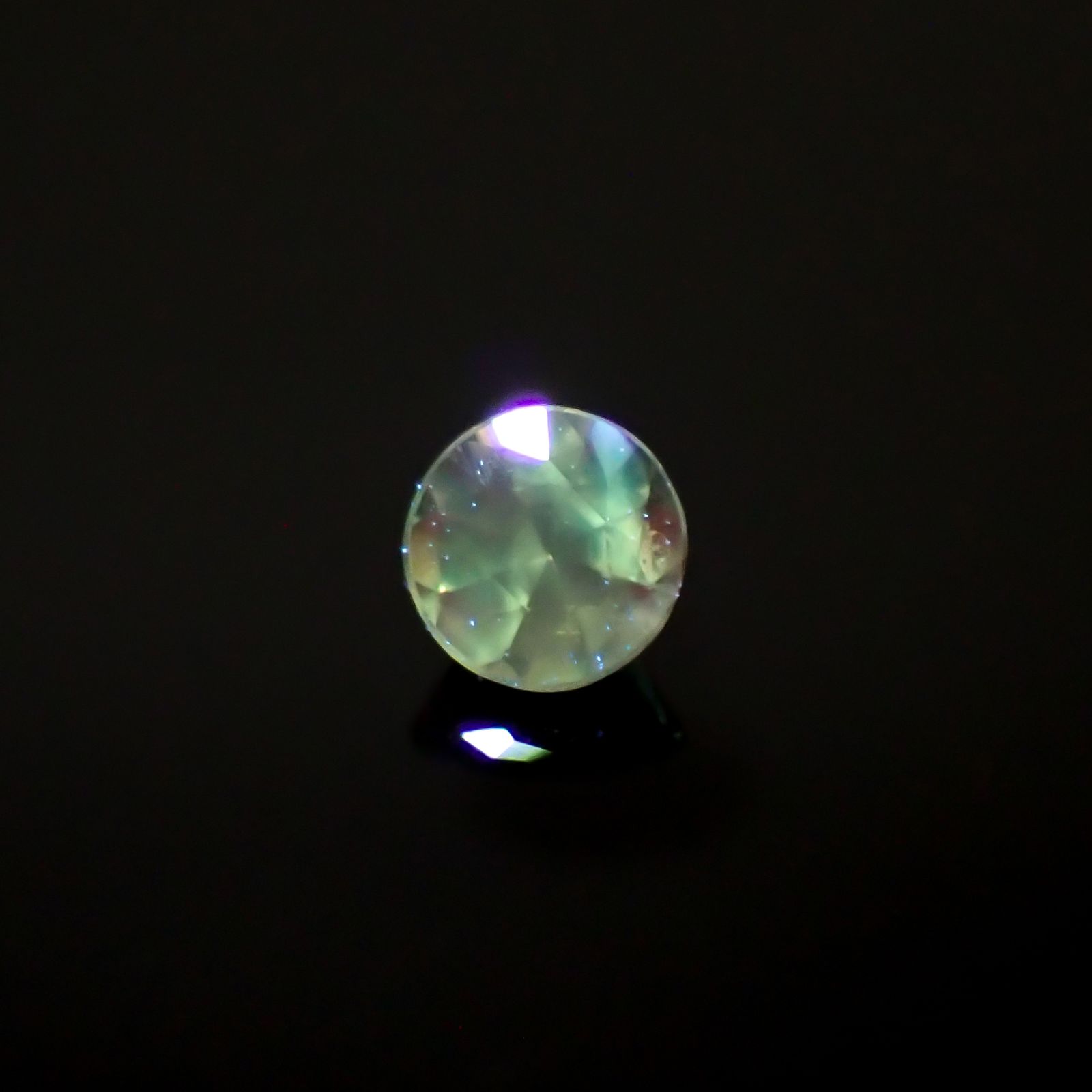 アレキサンドライトキャッツアイ ブラジル産/EmeraldMains社製 0.072ct[240627964]2.4x2.4mm前後