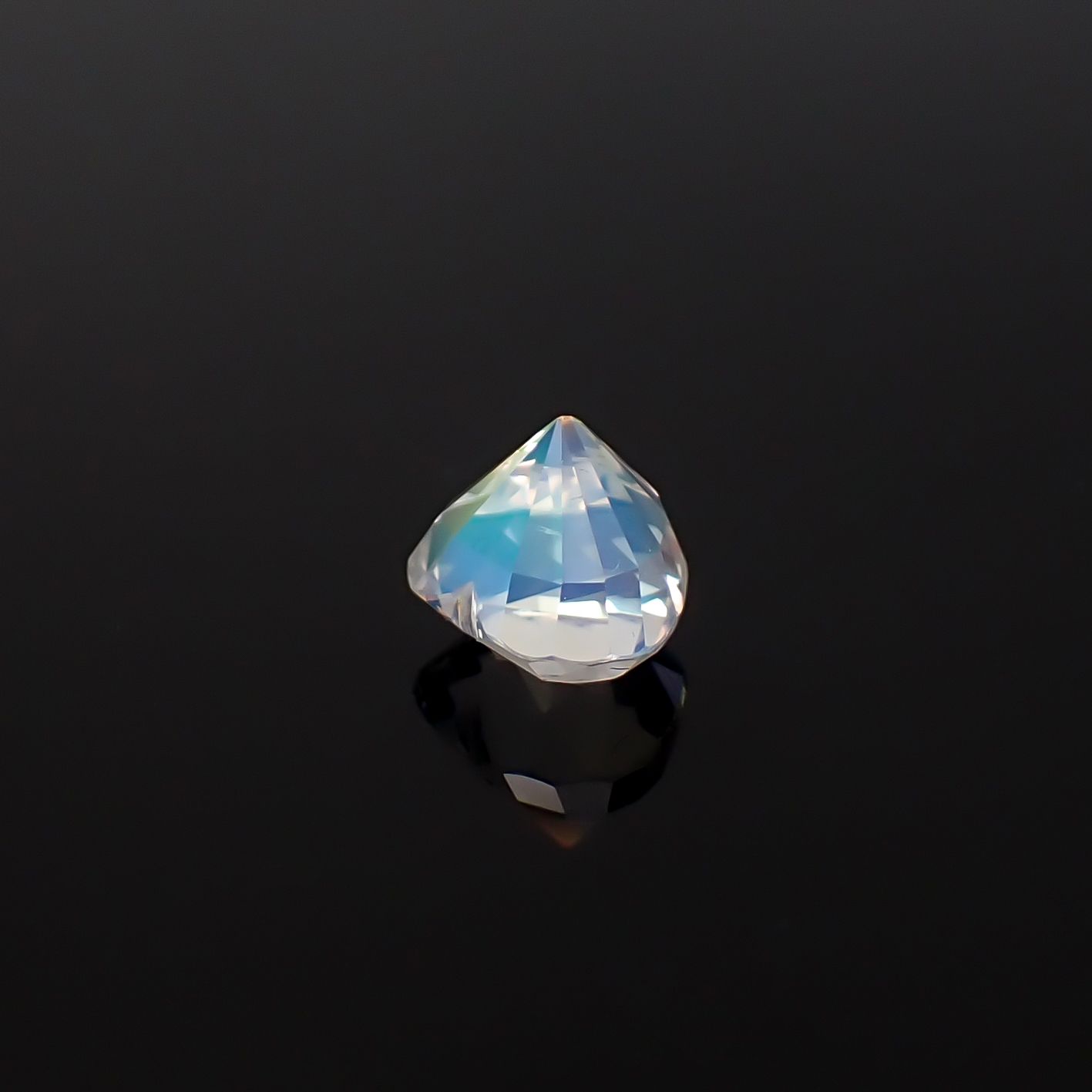 レインボームーンストーン マダガスカル産 1.20ct / 6.3x7.1mm前後 [260632372]