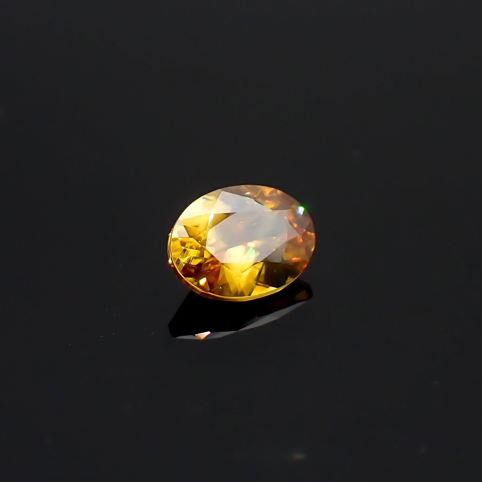 ゴールデンスフェーン マダガスカル産 0.75ct / 6.7x5mm前後 [260632354]