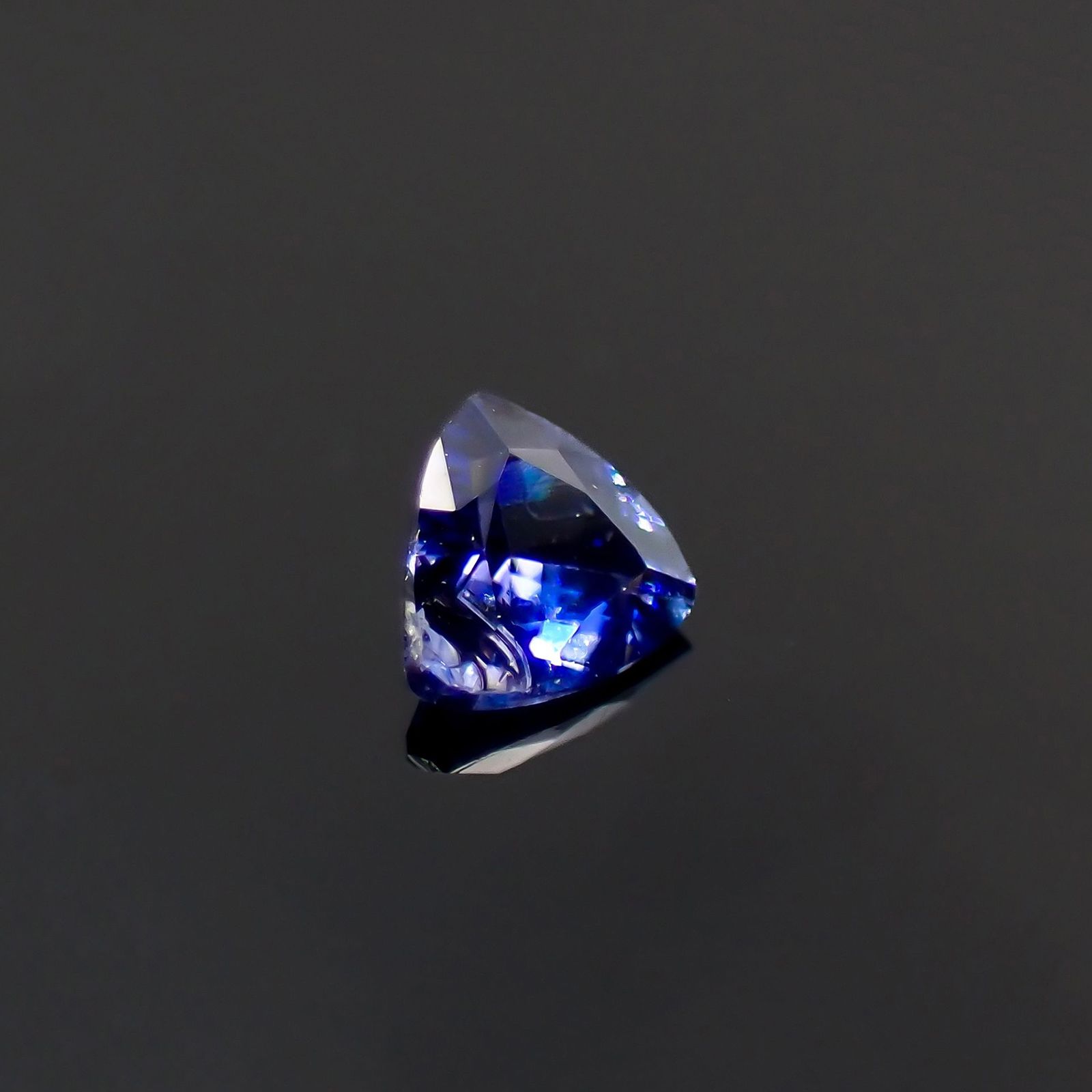 ベニトアイト(宝石名ベニトアイト)アメリカ・カリフォルニア州産 識別済 0.038ct / 2.1x2.3mm前後 [260523213]
