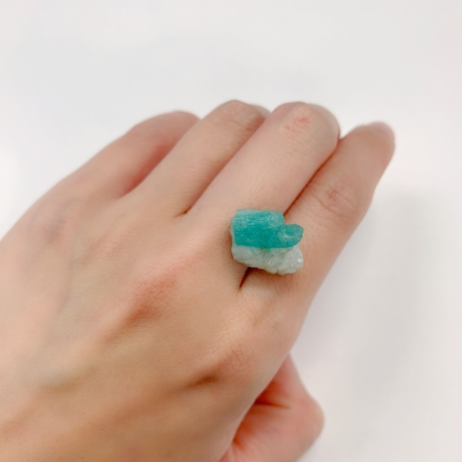 エメラルド(宝石名エメラルド/フェルドスパー) コロンビア産 原石・結晶 10.34ct 識別済[211013642]17.5×10.5mm前後