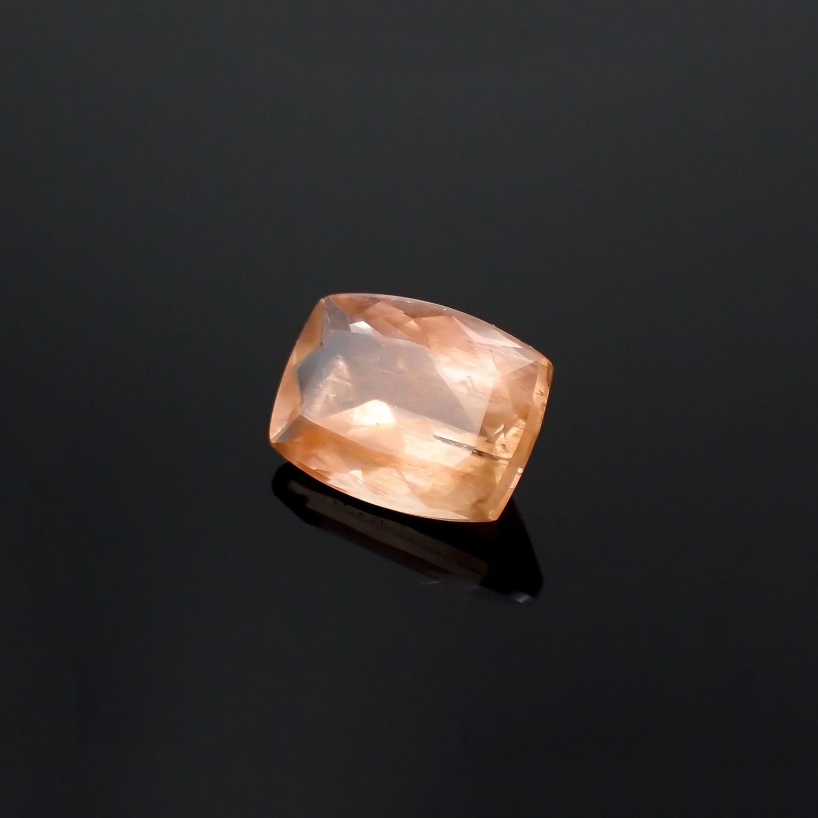 サンストーンスキャポライト(宝石名シーン・スキャポライト)タンザニア産 識別済 2.39ct / 10.1x7.4mm前後 [260819275]