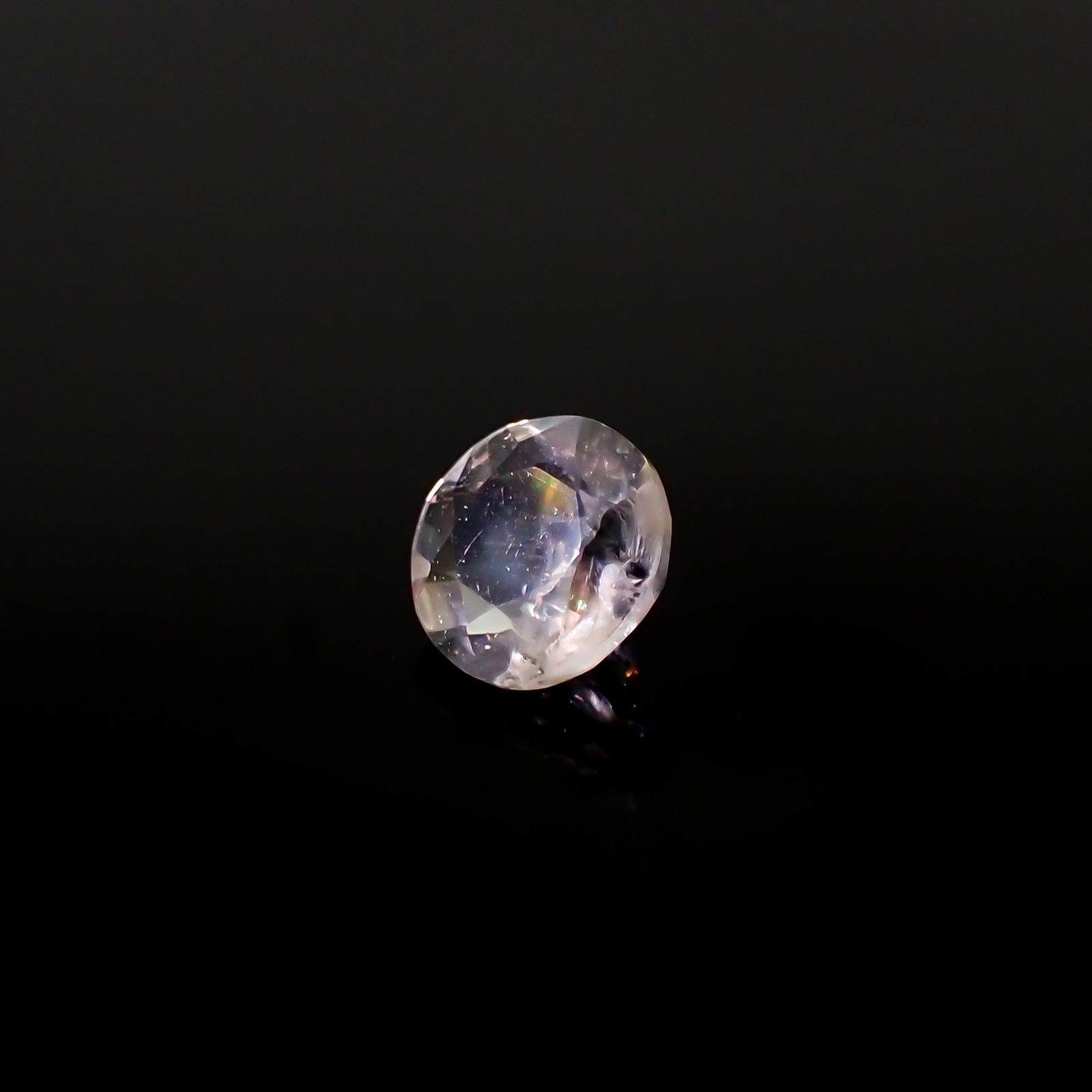 リューサイト 遊色効果あり(宝石名リューサイト)イタリア産 0.34ct 識別済[240527514]4.7x4.6mm前後