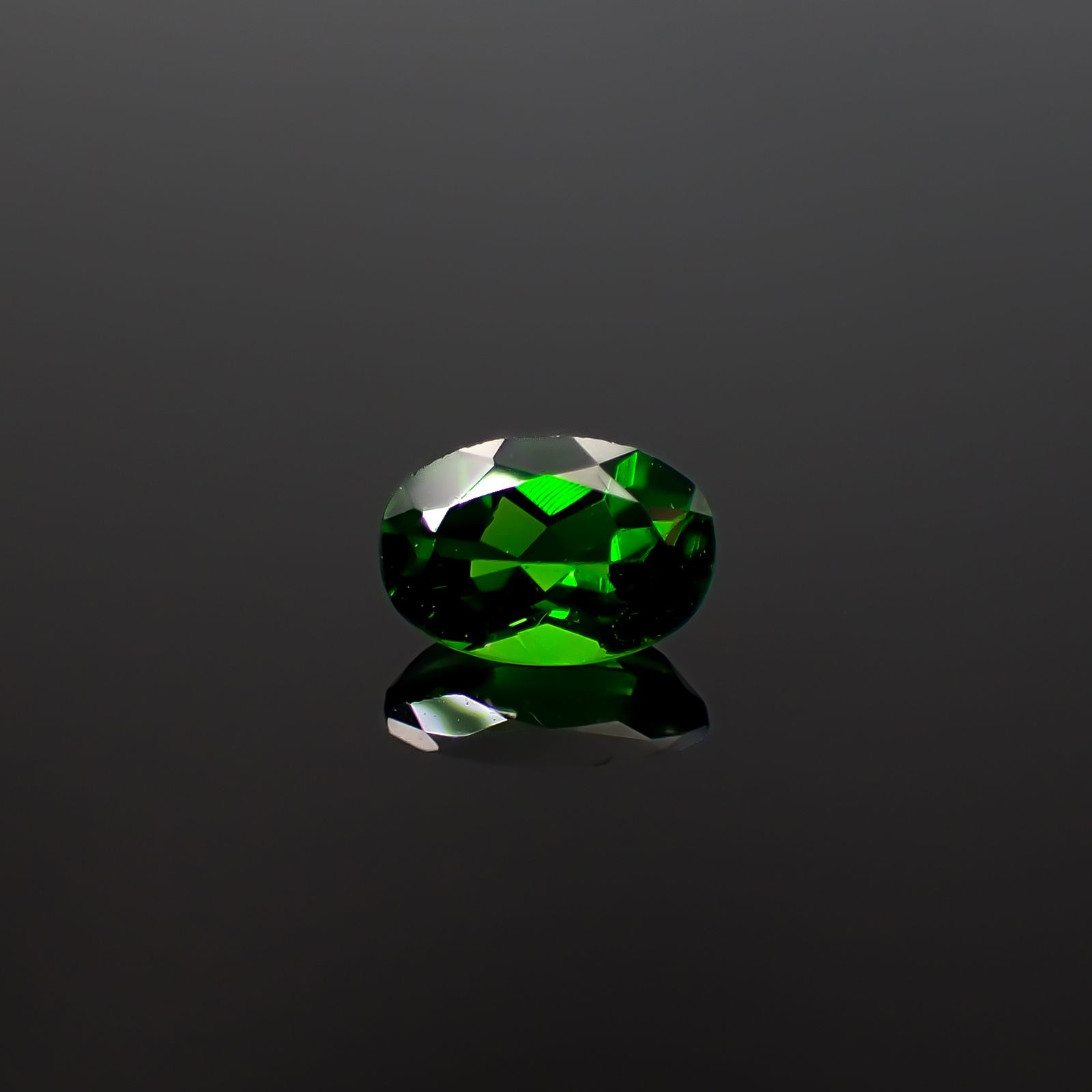 クロムダイオプサイド(宝石名クロム・ダイオプサイド)ロシア産 識別済 0.51ct / 6x4.1mm前後 [260432099]