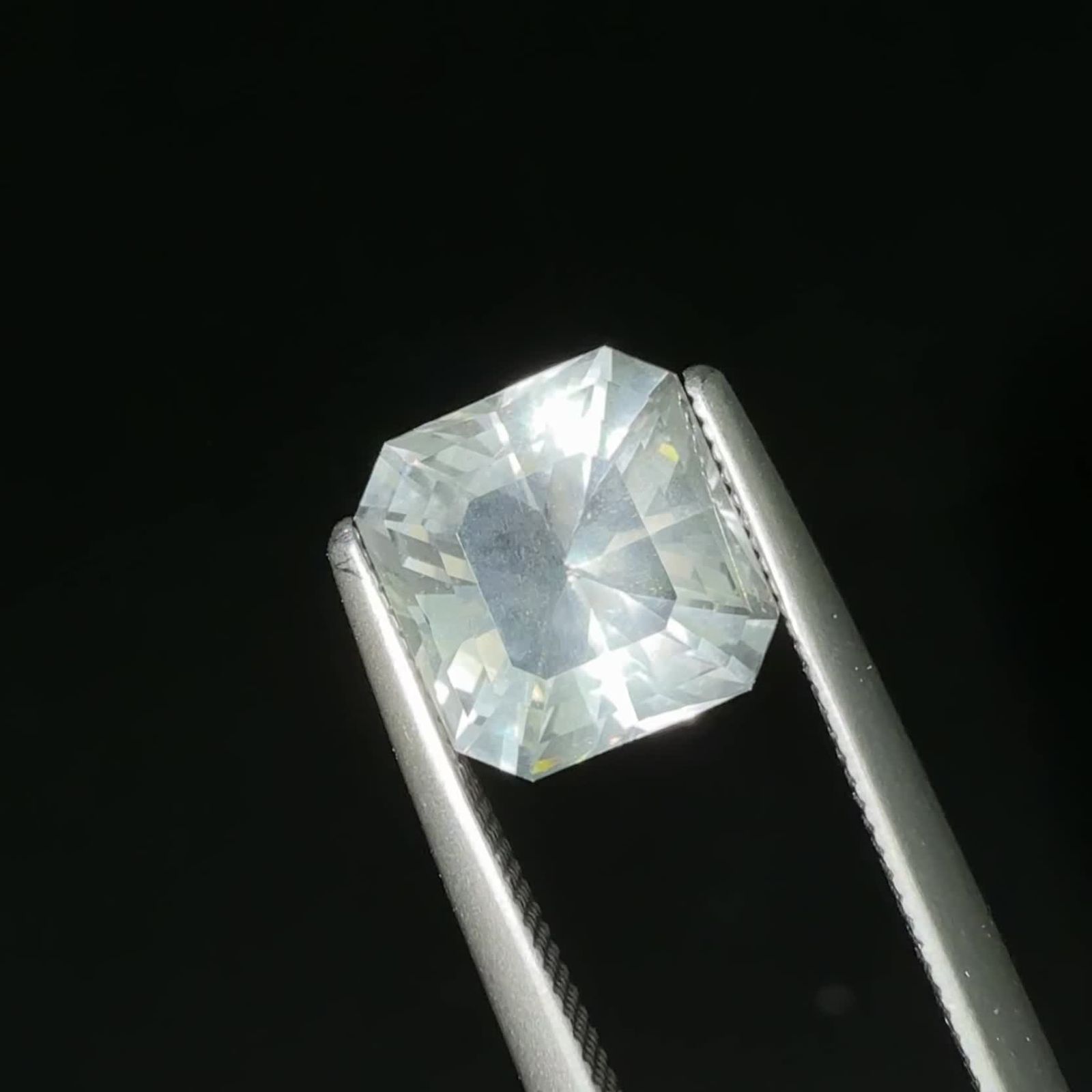 カラーレスフローライト フルオレッセンス イギリス産 2.73ct / 7.8x7