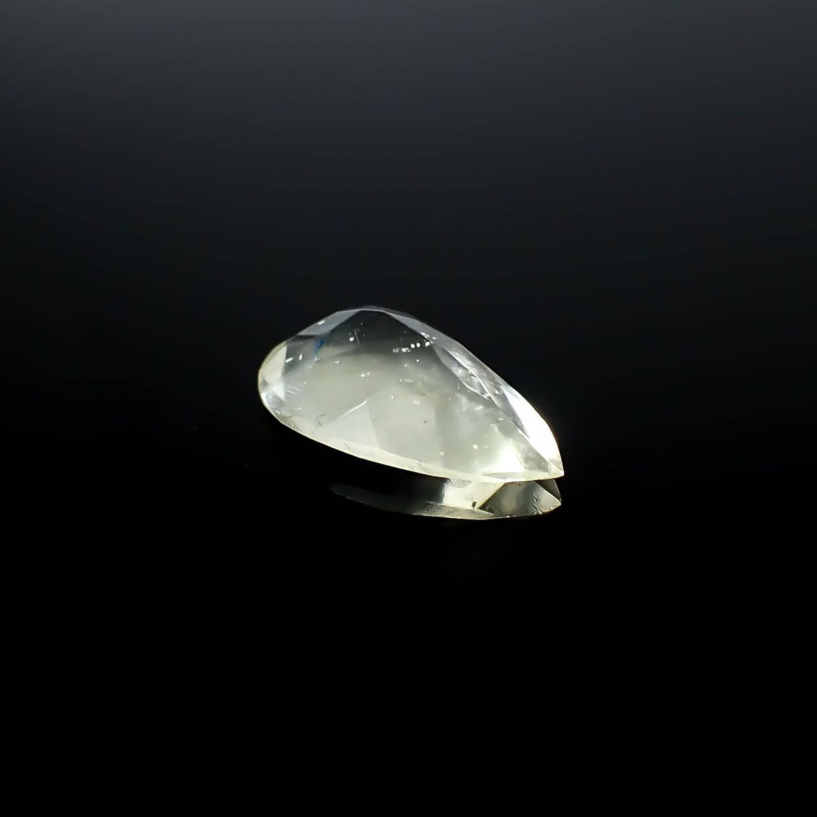 リビアングラス 発見地：エジプト・リビア砂漠 3.39ct / 15.8x8.7mm前後 [251131307]
