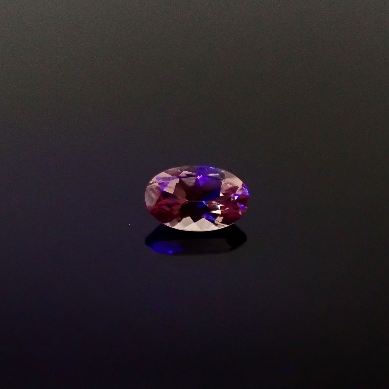 ドラゴンガーネット タンザニア産 0.28ct [250330040]4.9x3mm前後
