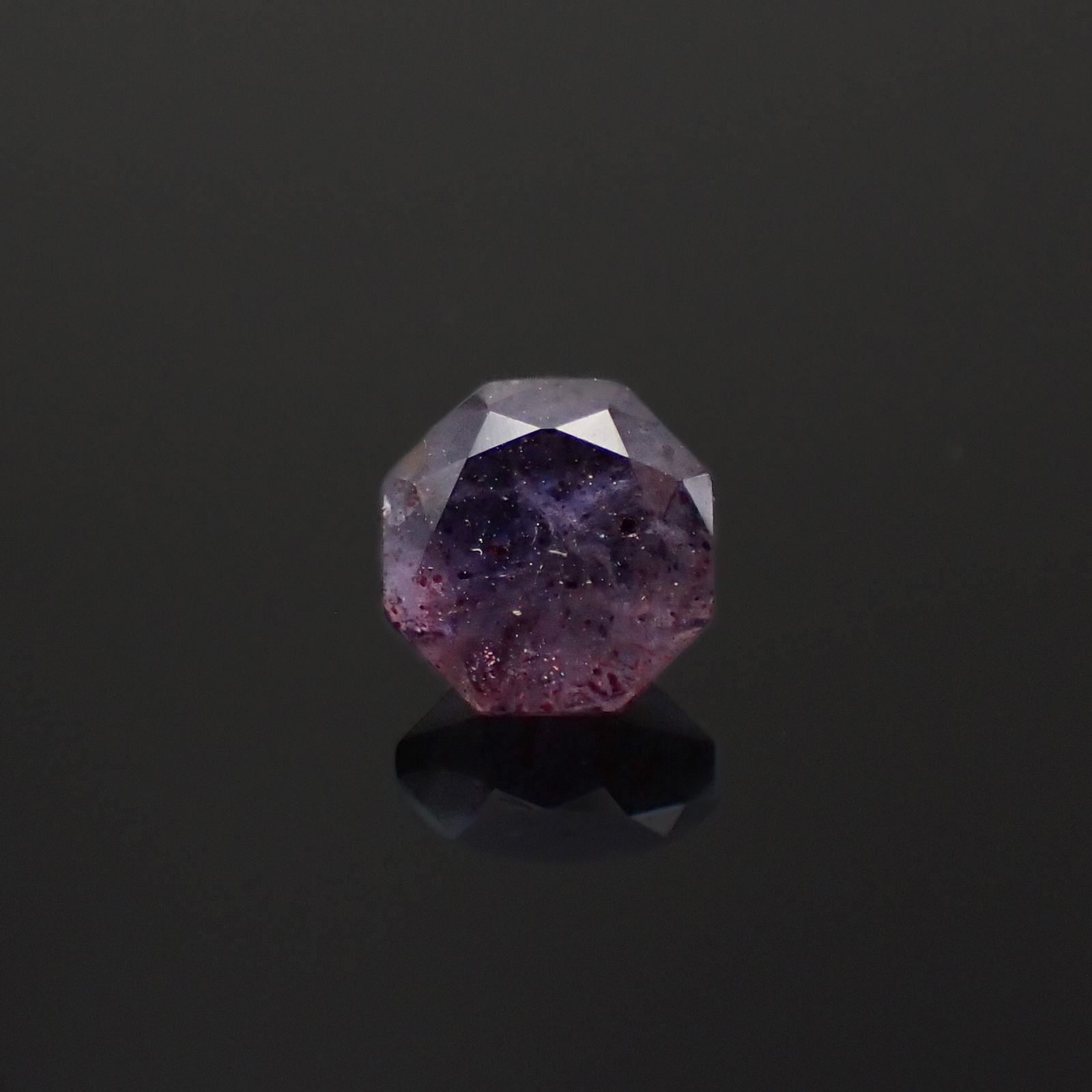 ◇オクタゴンカット◇ブラッドショットアイオライト インド産 0.55ct[230320945]5x5mm前後
