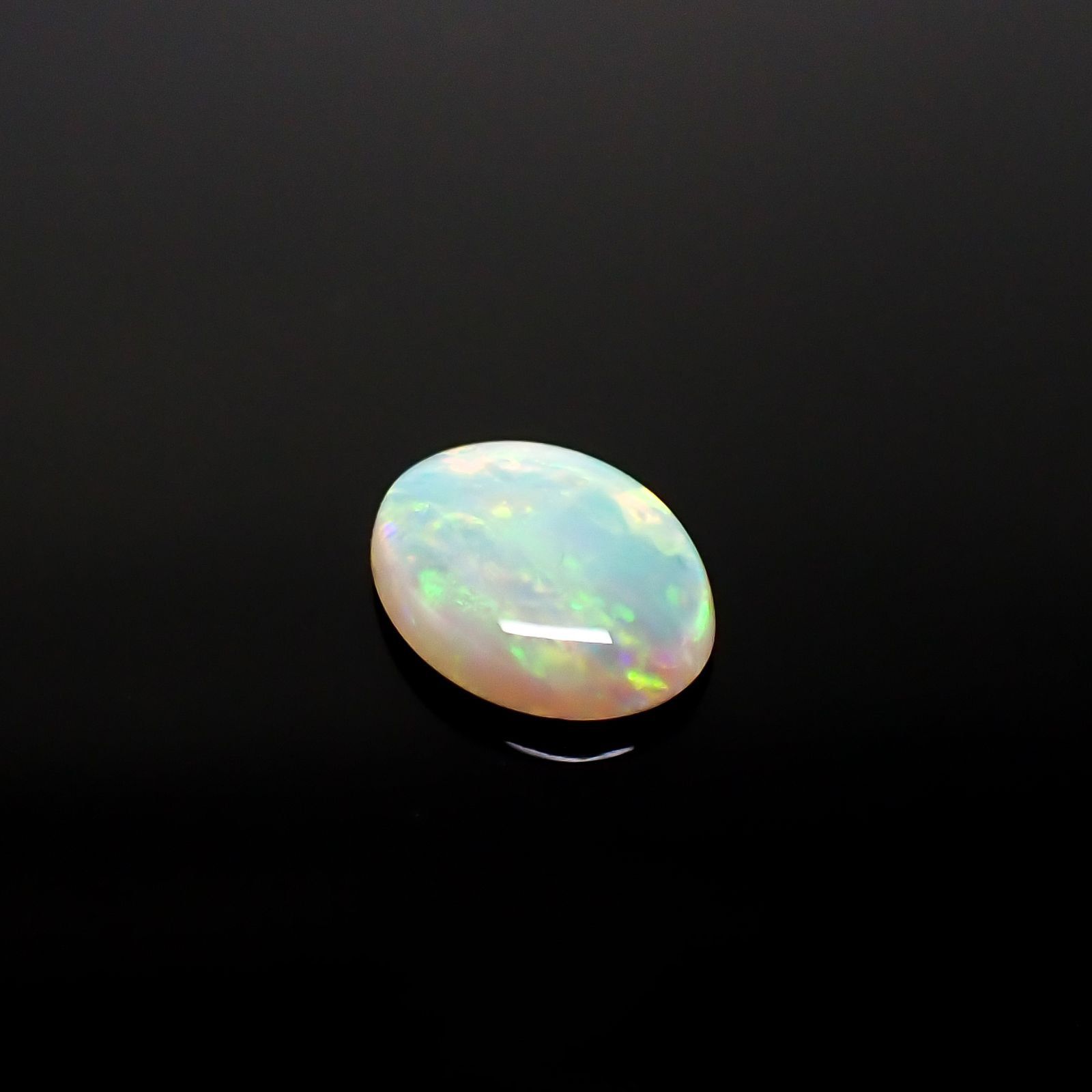 オパール(宝石名ホワイト・オパール) オーストラリア産 ソ付(彩珠) 1.031ct / 9x7mm前後 [210711329]