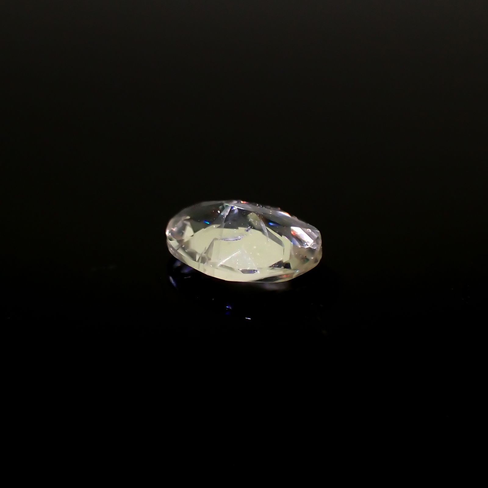 リューサイト 遊色効果あり(宝石名リューサイト)イタリア産 0.42ct 識別済[240527521]6.4x4.9mm前後