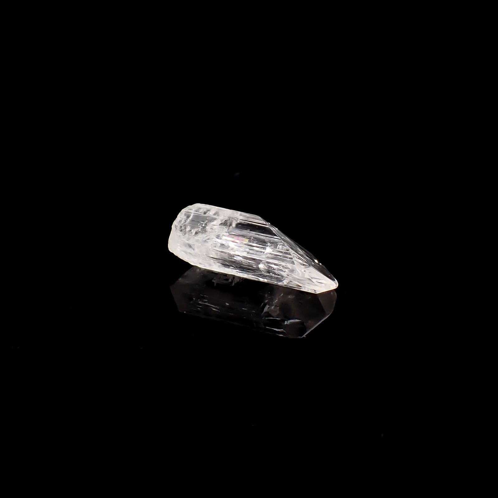 ダンビュライト原石 メキシコ産 6.61ct / 18.7x9.3mm前後 [260532172]