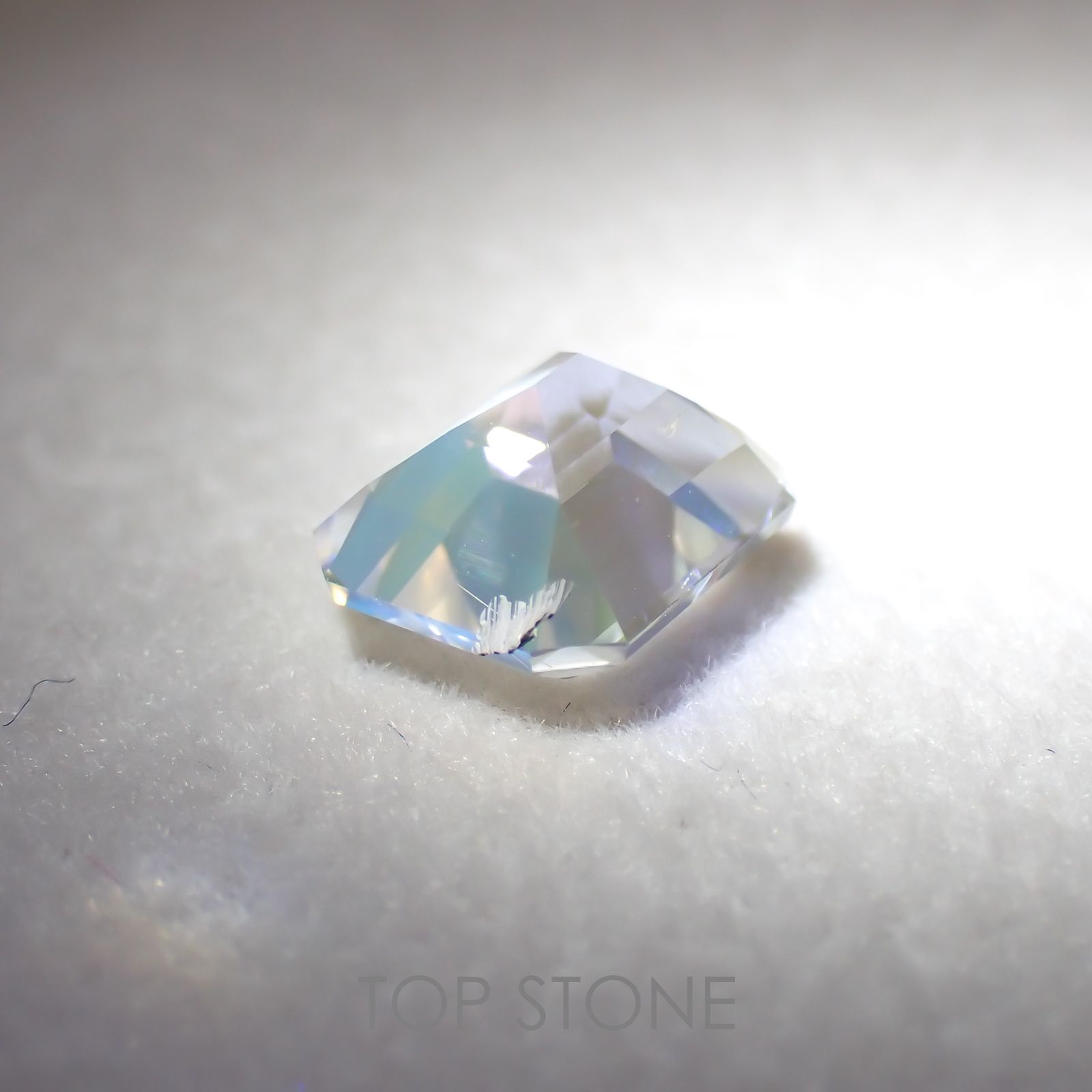 レインボームーンストーン(宝石名ラブラドライト) マダガスカル産 1.209ct ソ付(彩珠)[210410401]6.9×6.2mm前後