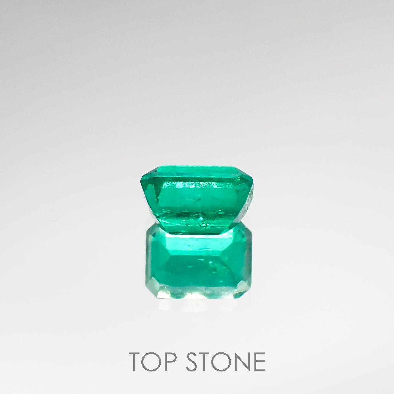 エメラルド(宝石名エメラルド) コロンビア産 0.529ct ソ付(彩珠)[210711685]5.5×3.9mm前後